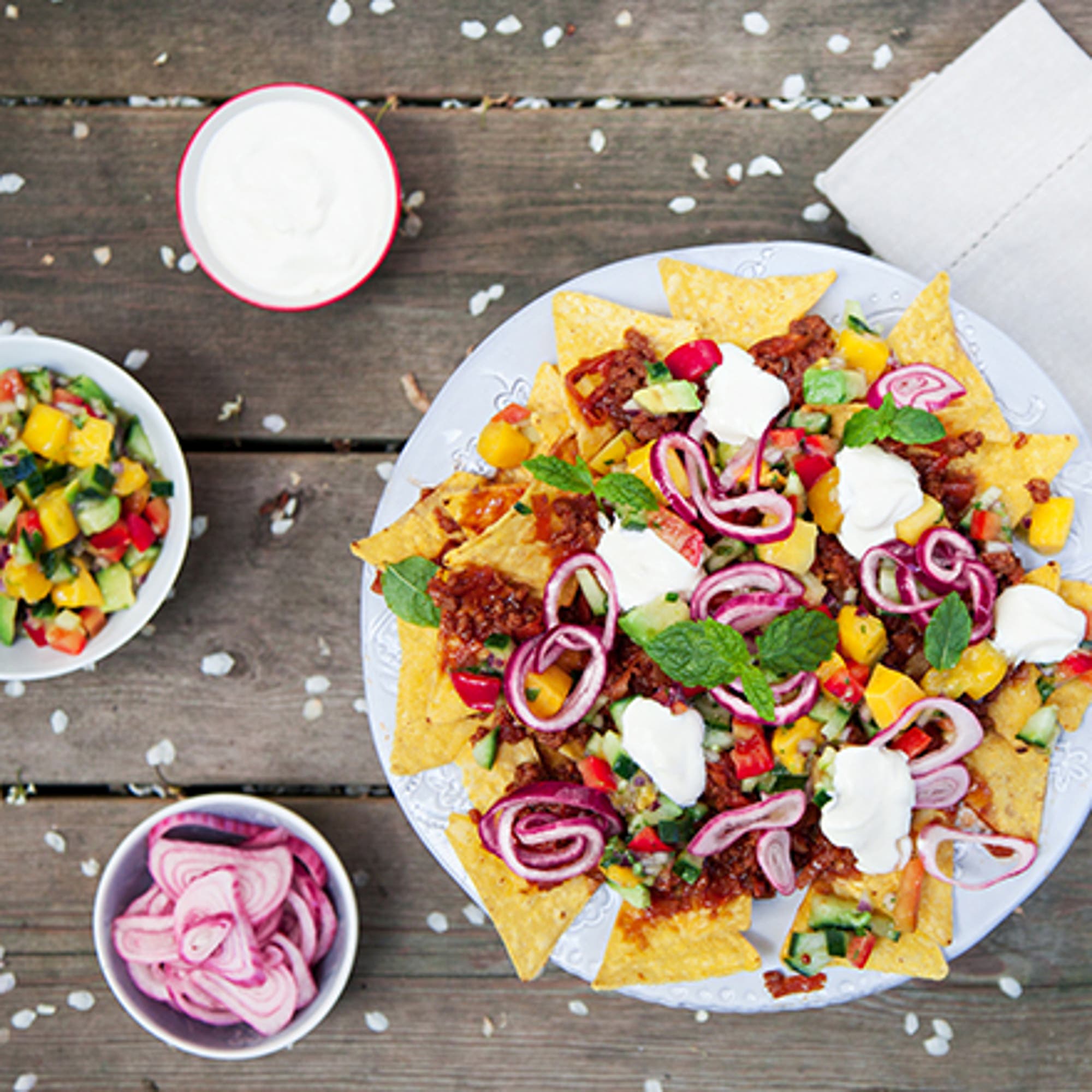 Nachotallrik med mangosalsa och picklad rödlök