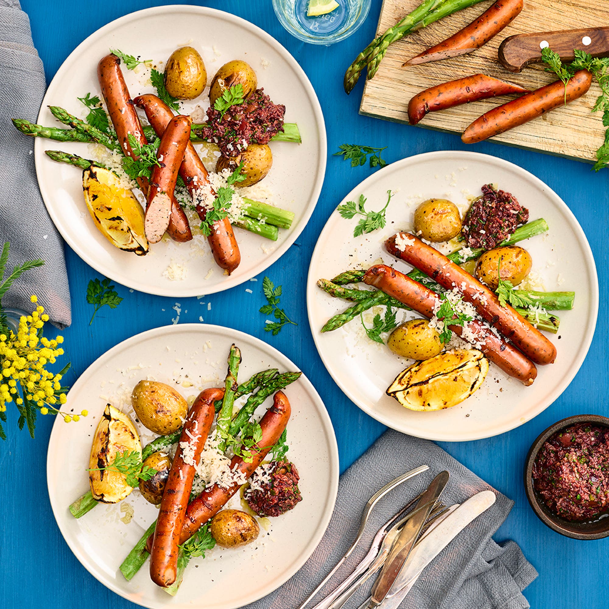 Kycklinggrillkorv med örtagårdens persilja & ramslök till en het tapenade
