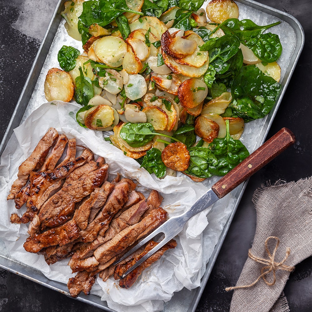 Grillad fläskkarré med rostad potatis- och jordärtskockssallad