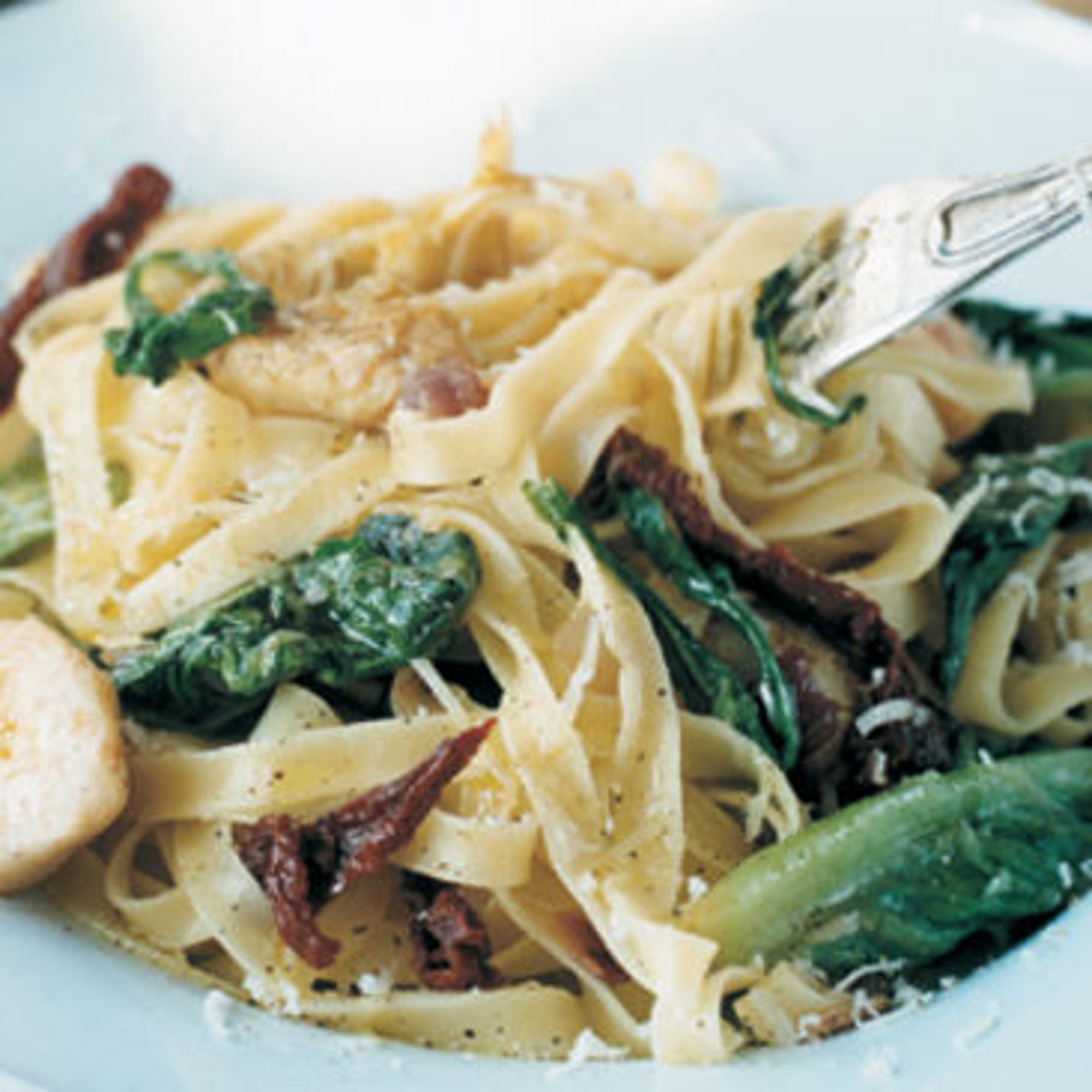 Pasta med sallad, soltorkade tomater & kronärtskockor