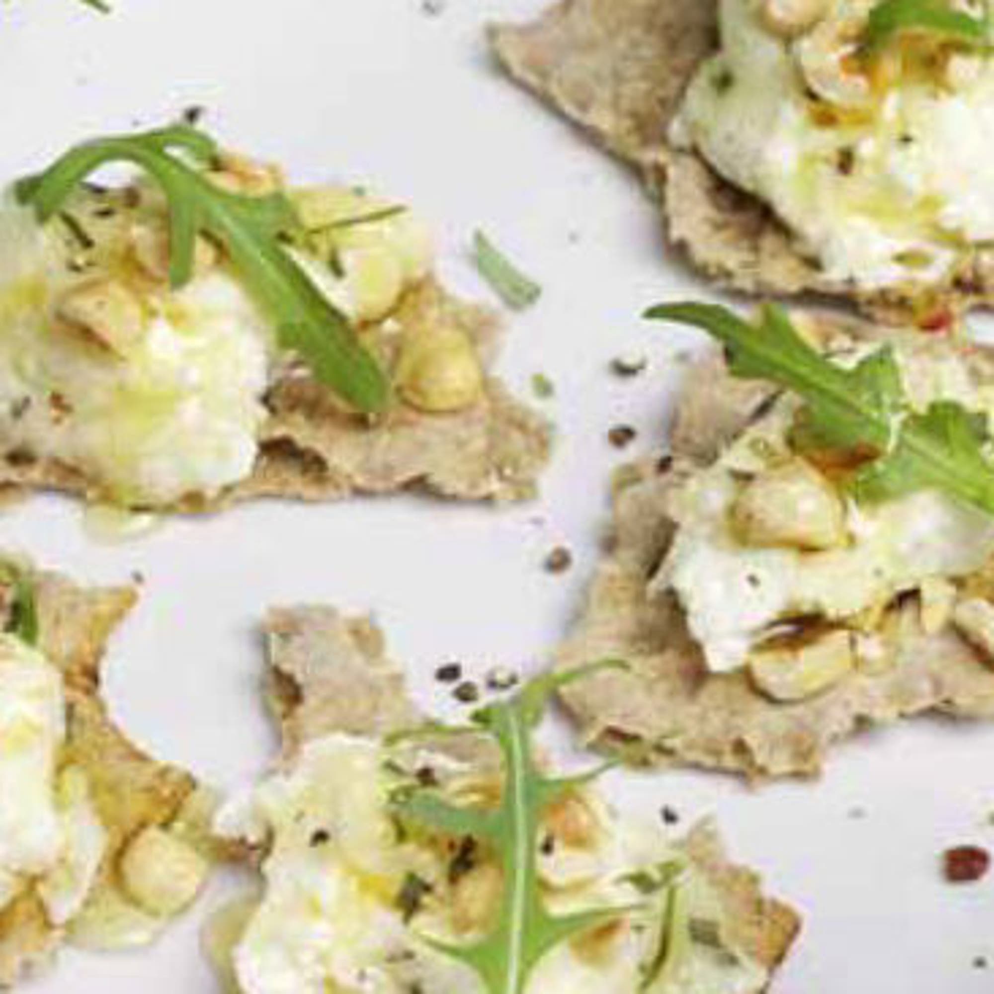 Rosmarin och honungsbakad getost med hasselnötter och rucola