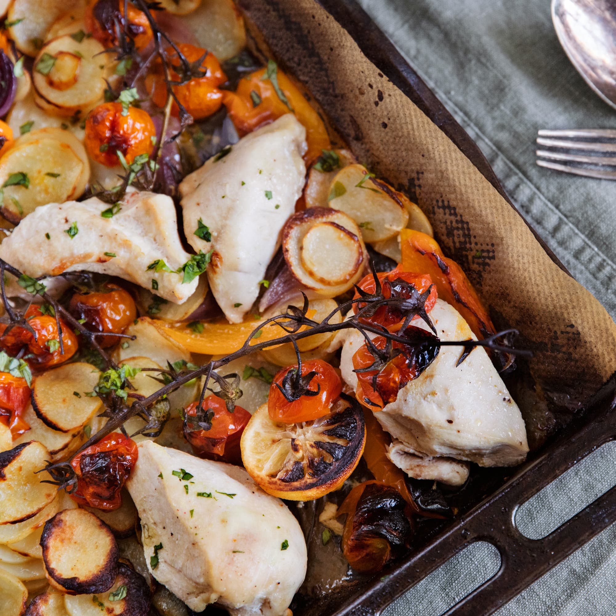 Kyckling med ugnsbakade grönsaker och potatis med tzatziki