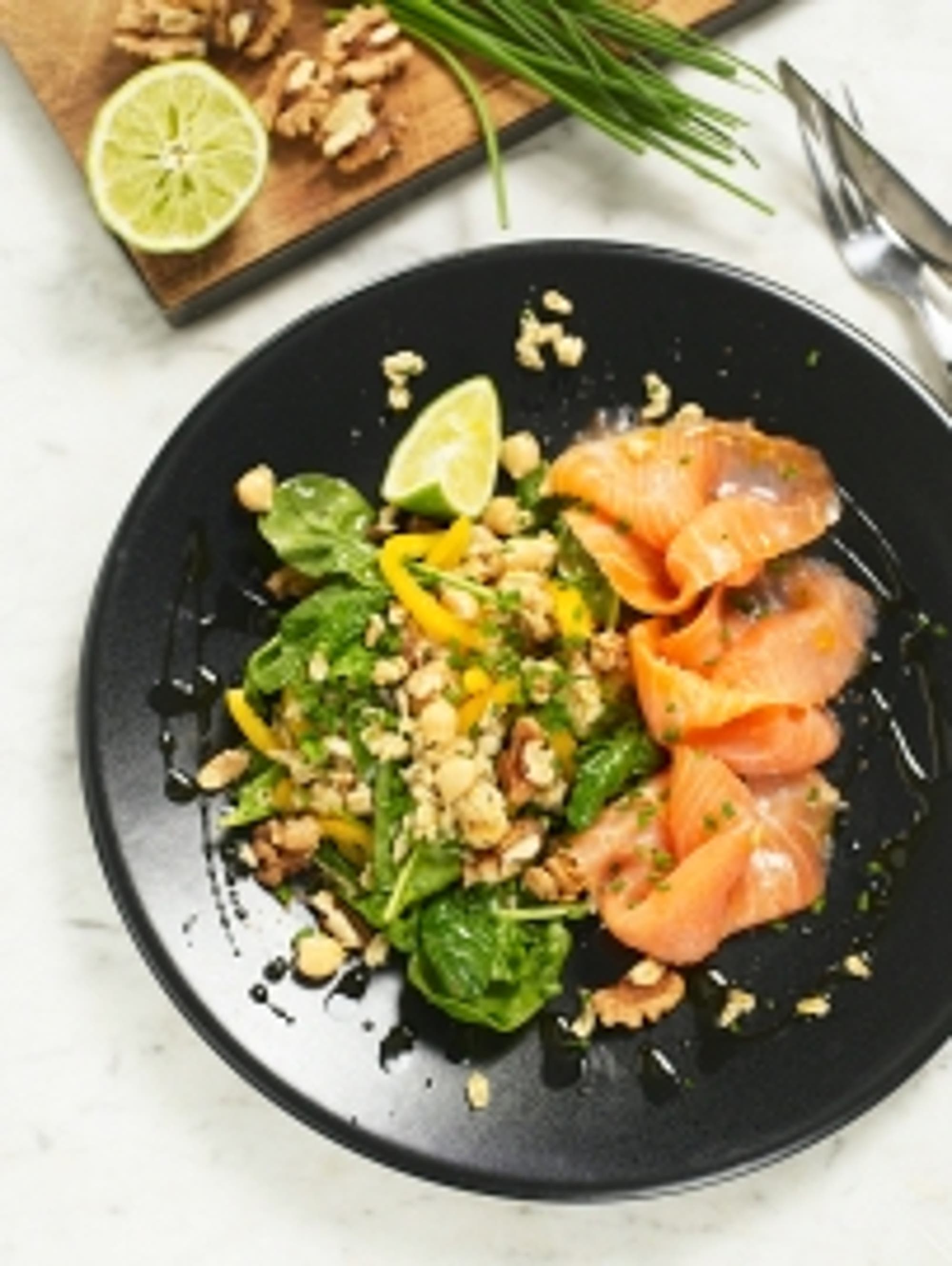 Limemarinerad mathavresallad med lax