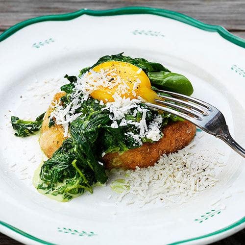Toast med krämig spenat, vitlök och parmesan