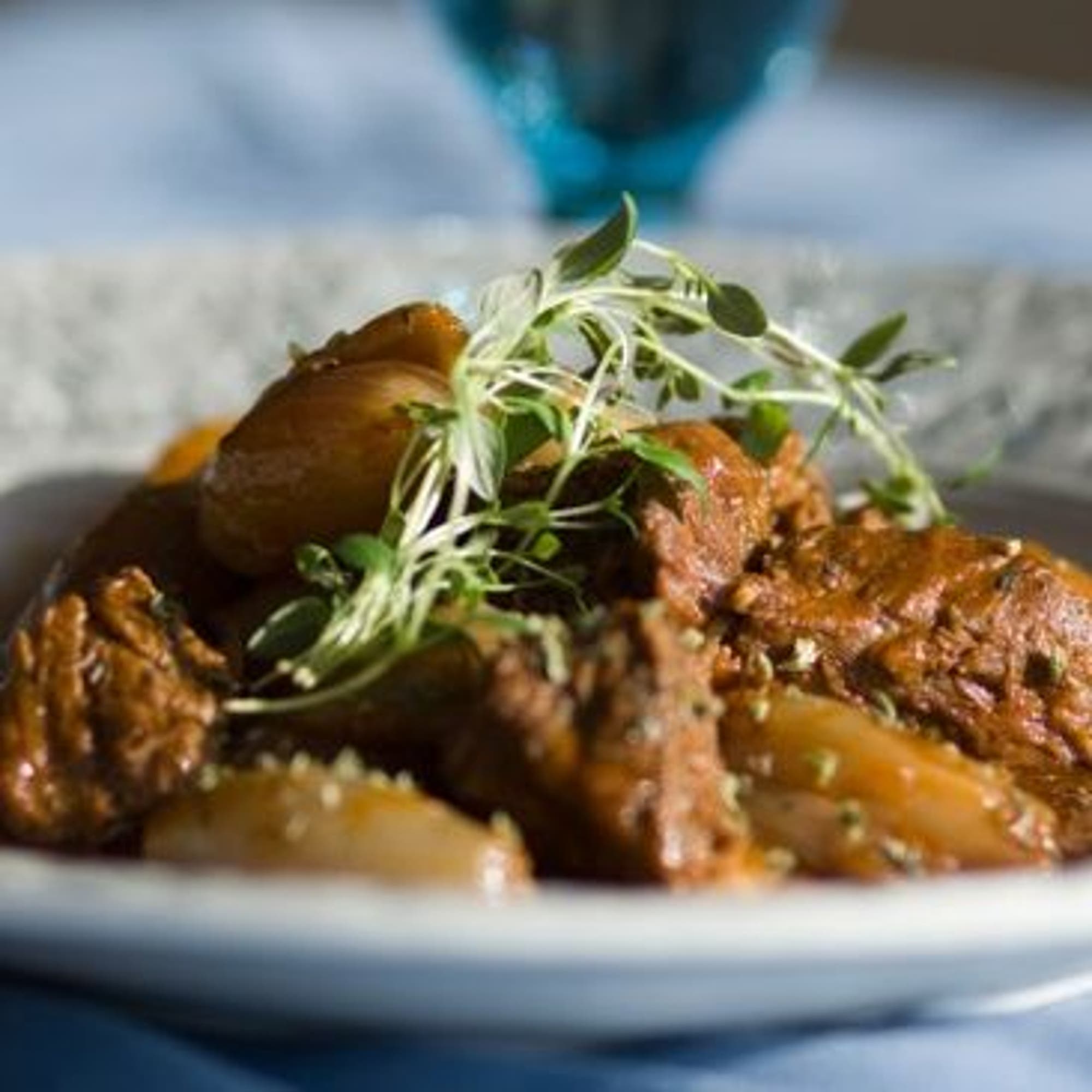 Grekisk kött- och lökgryta
