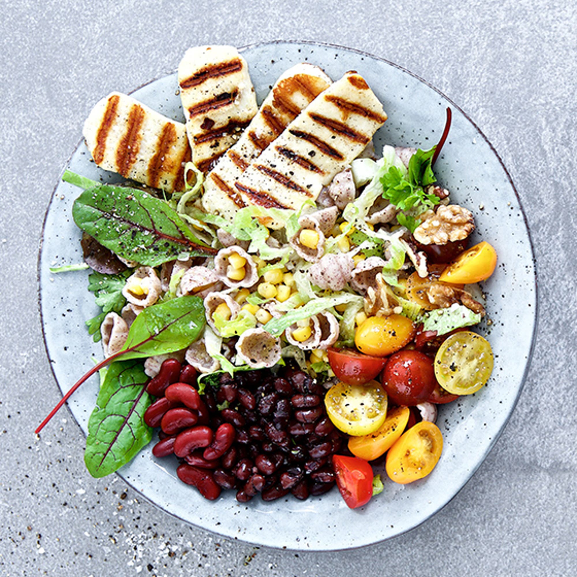 Pastasallad med bönor & grillad halloumi