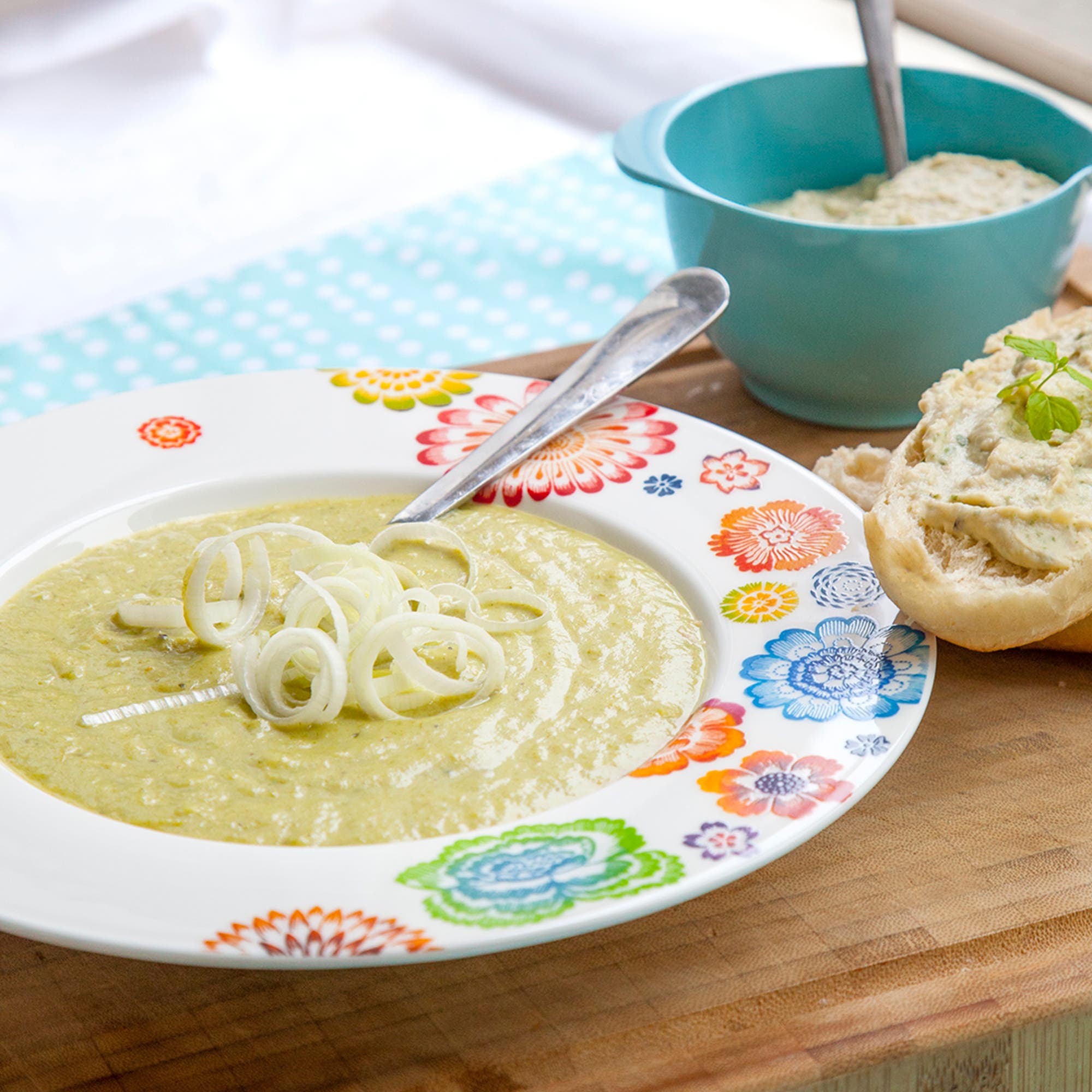 Potatis- och purjolökssoppa med myntafräsch bönhummus på baguette