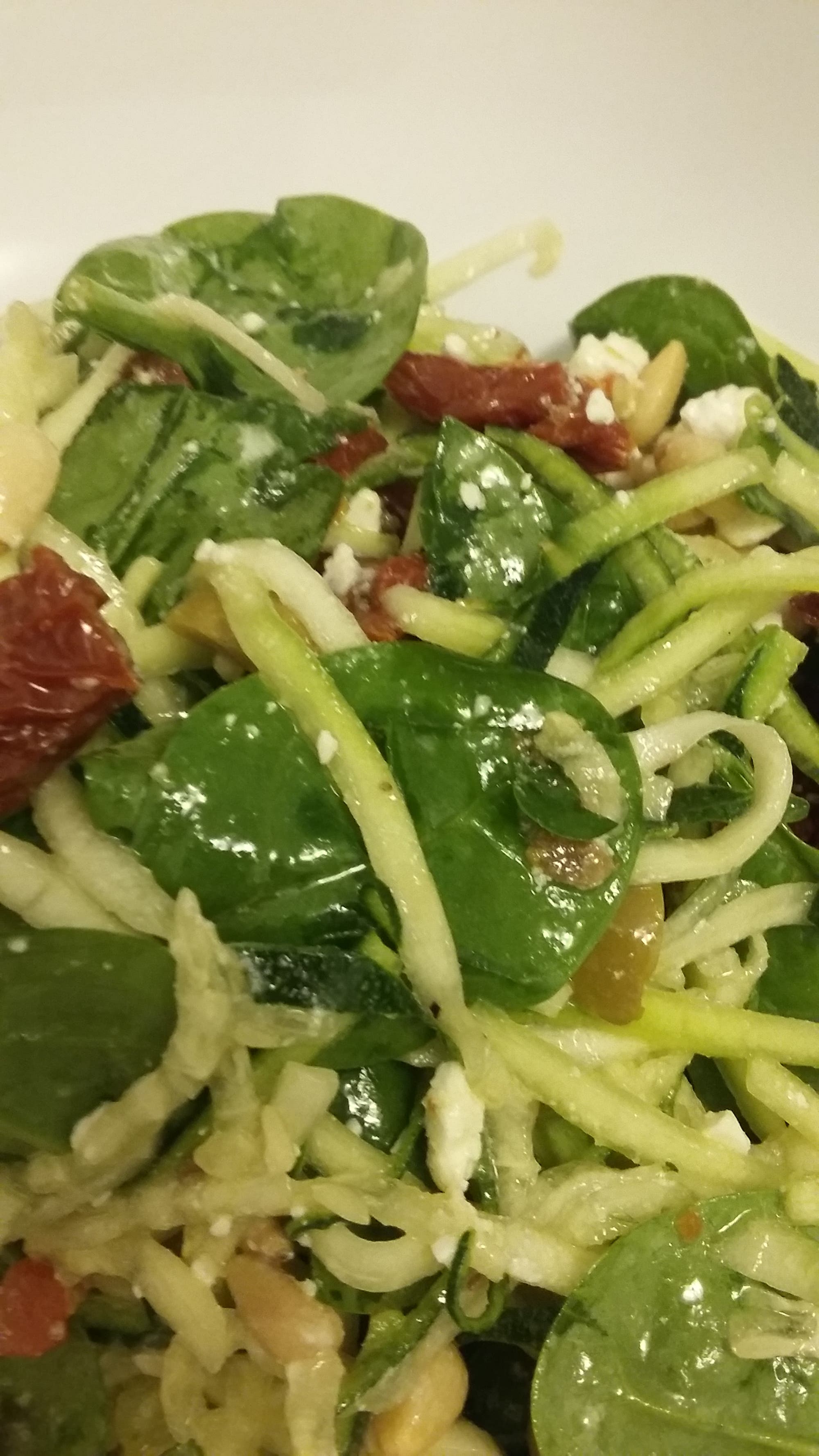 Zoodles med fetaost, soltorkade tomater & oliver