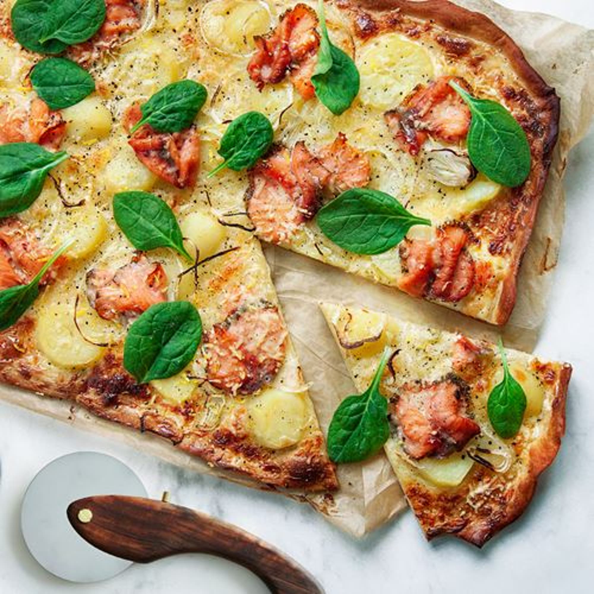 Lax- och potatispizza med pizzasallad