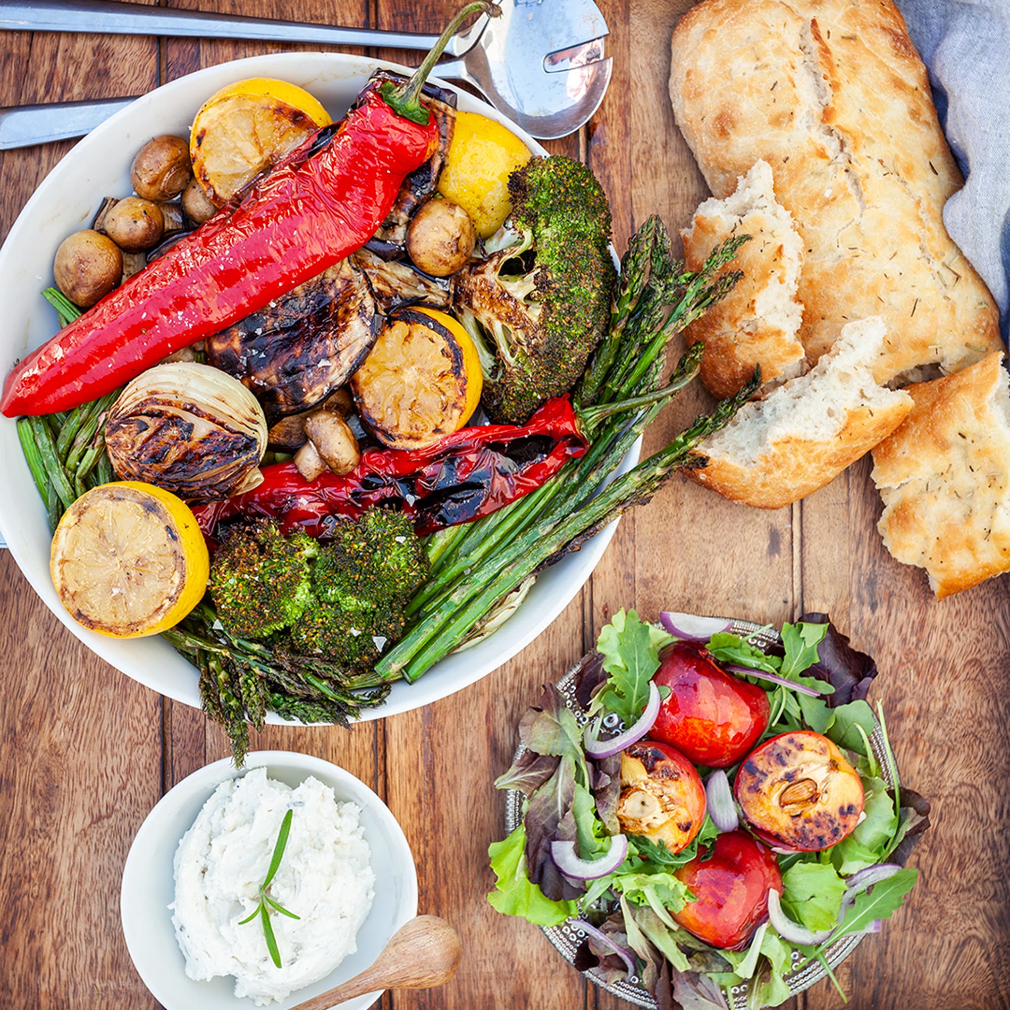 Grillad grönsaksbricka med vispad getostkräm, sommarsallad med grillad nektarin och bröd