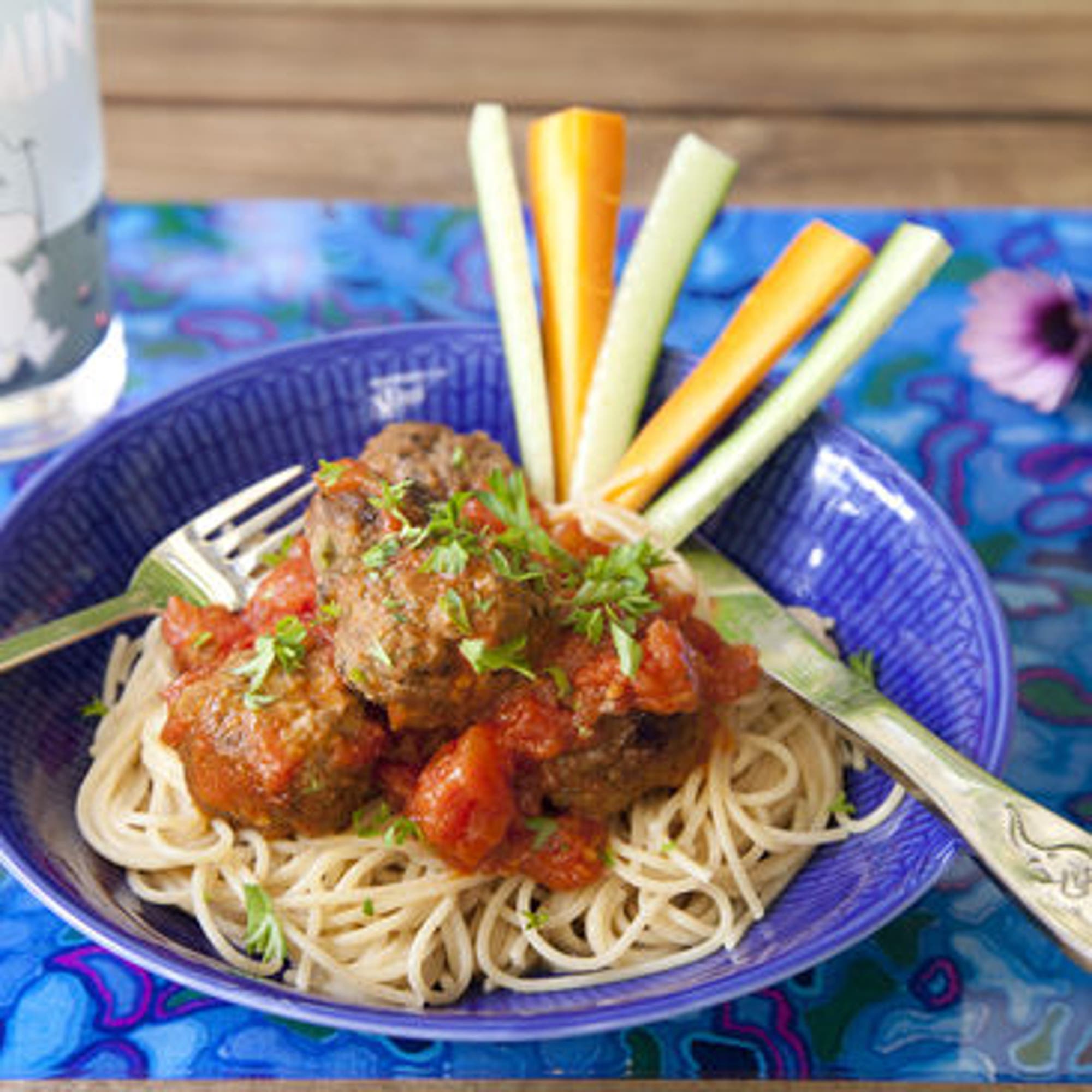 Mumsiga köttbullar i tomatsås med grönsaksstavar