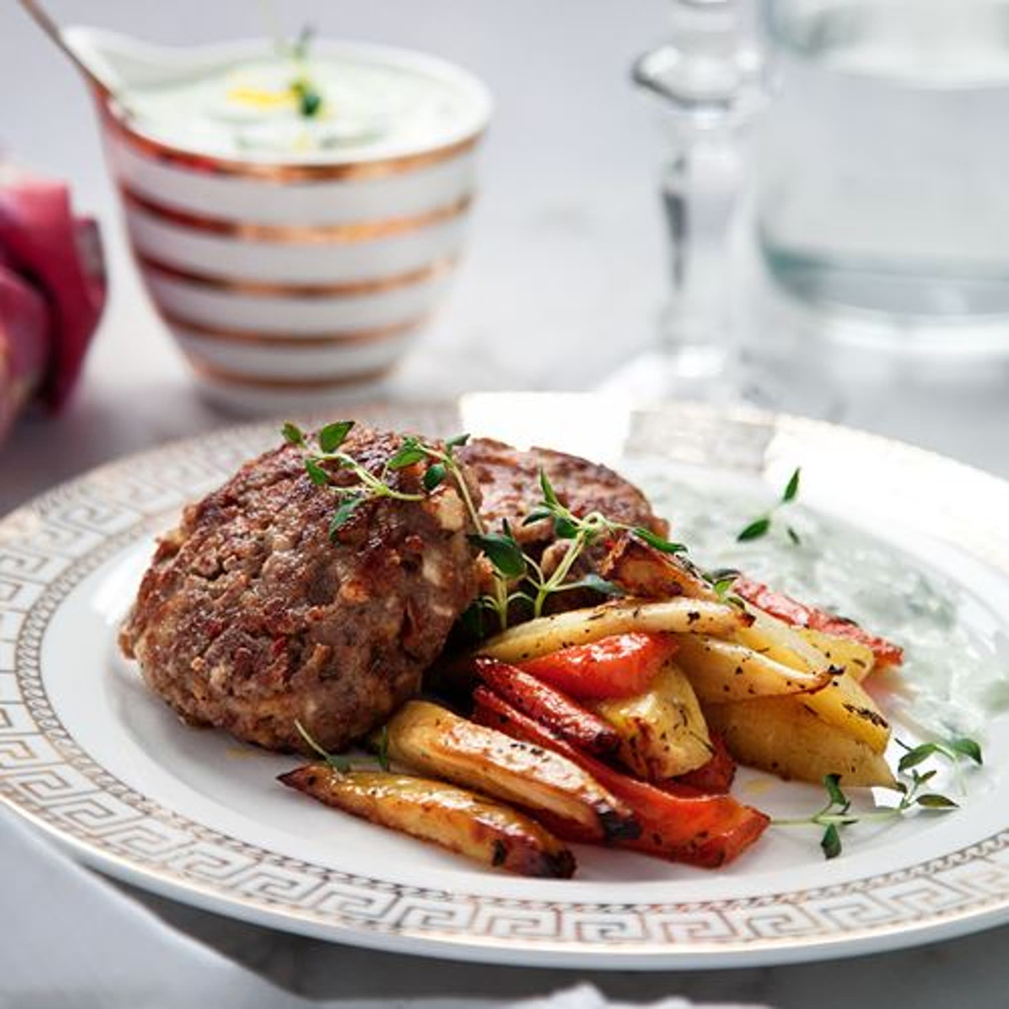 Gustavs färsbiffar med getost, tzatziki och rostade rotfrukter