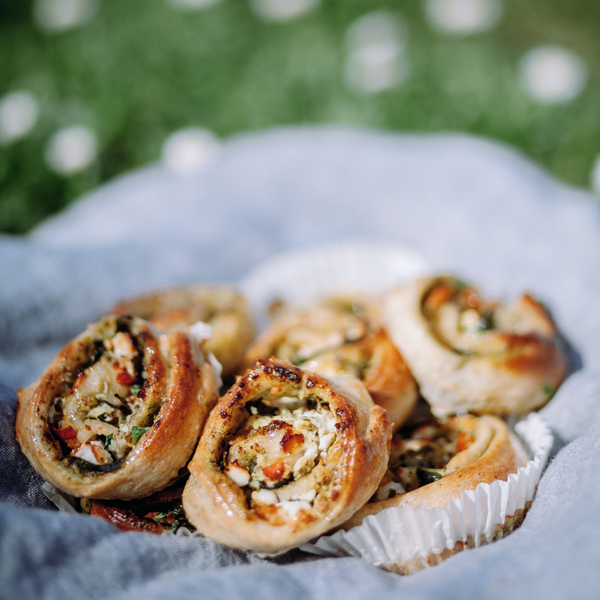 Pizzabullar med pesto, fetaost och soltorkad tomat