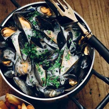 Le Rouges moules marinières