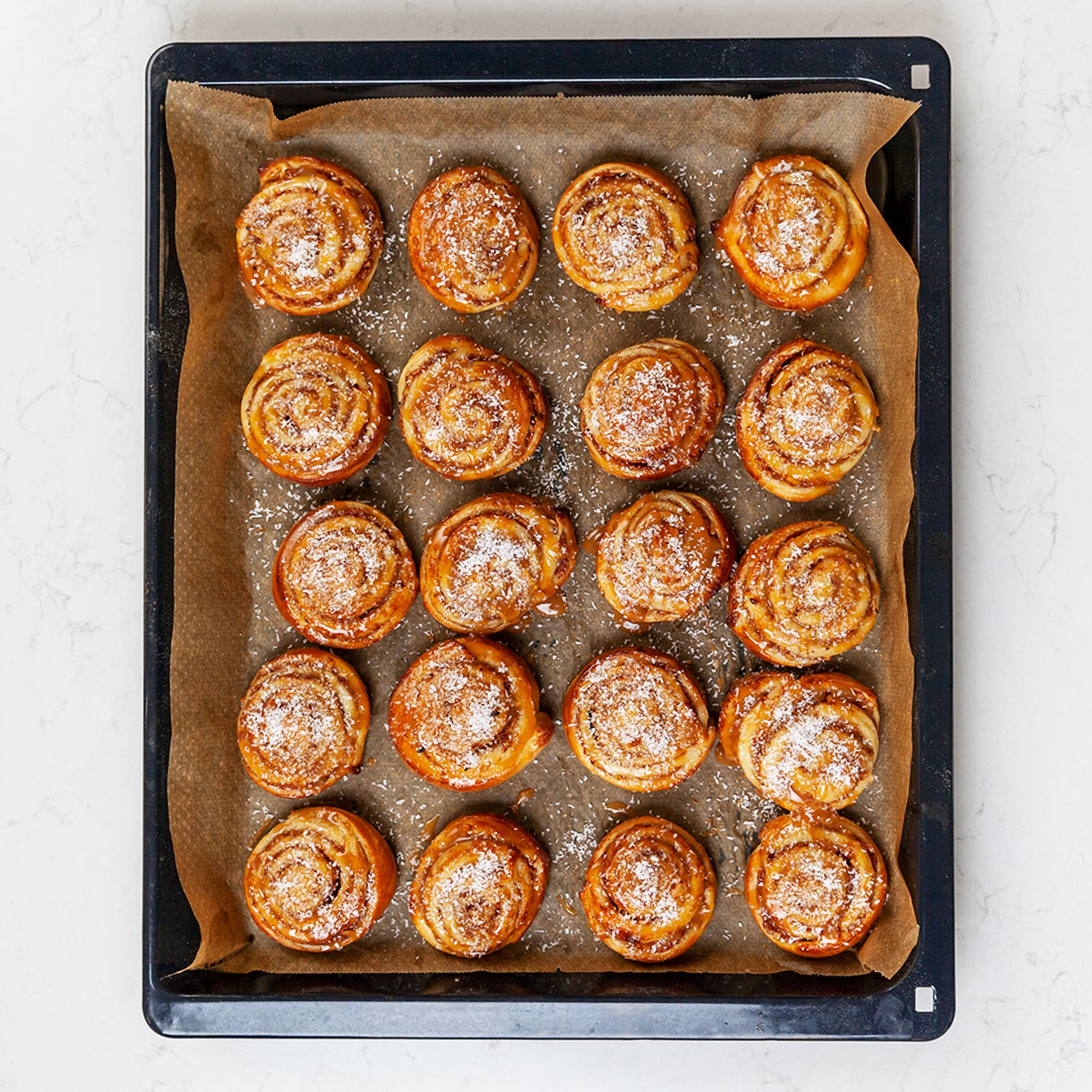 Äppelbullar med kola och kokos