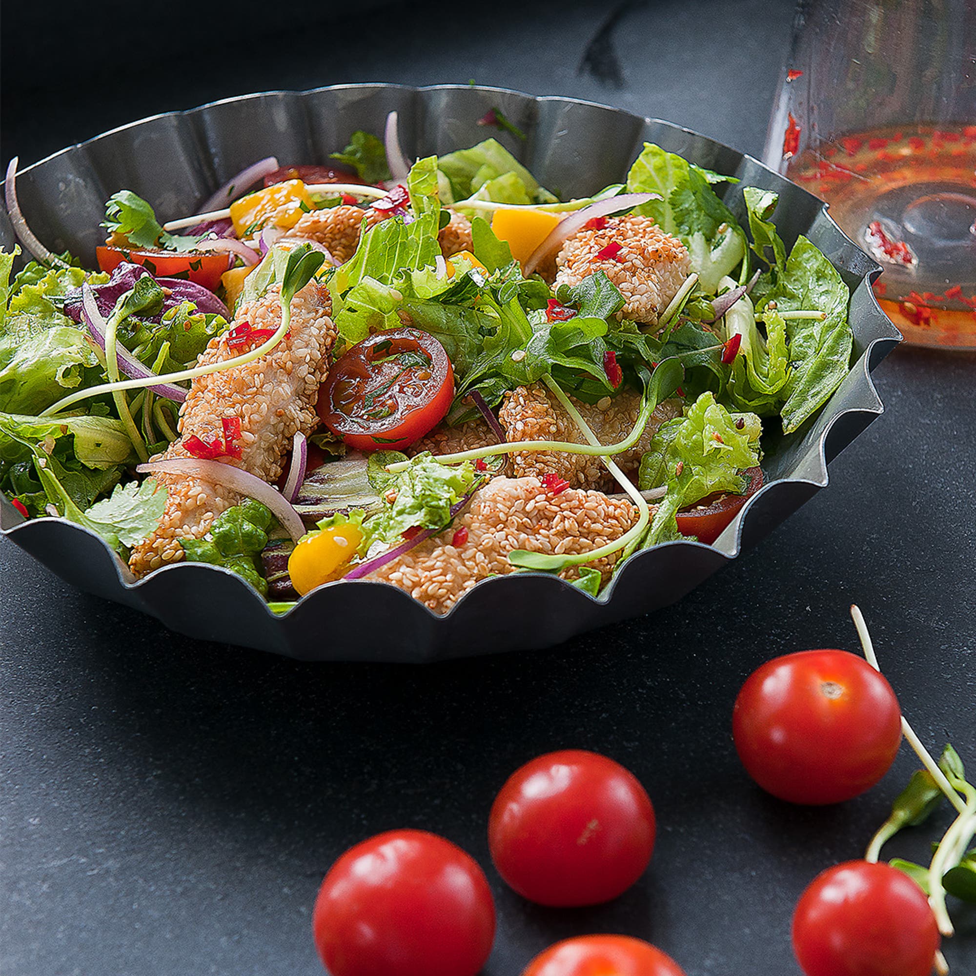 Asiatisk sallad med krispiga kycklingsticks