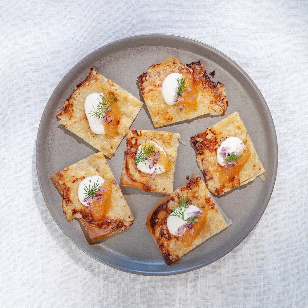 Filodegspizza med löjrom, creme fraiche och dill