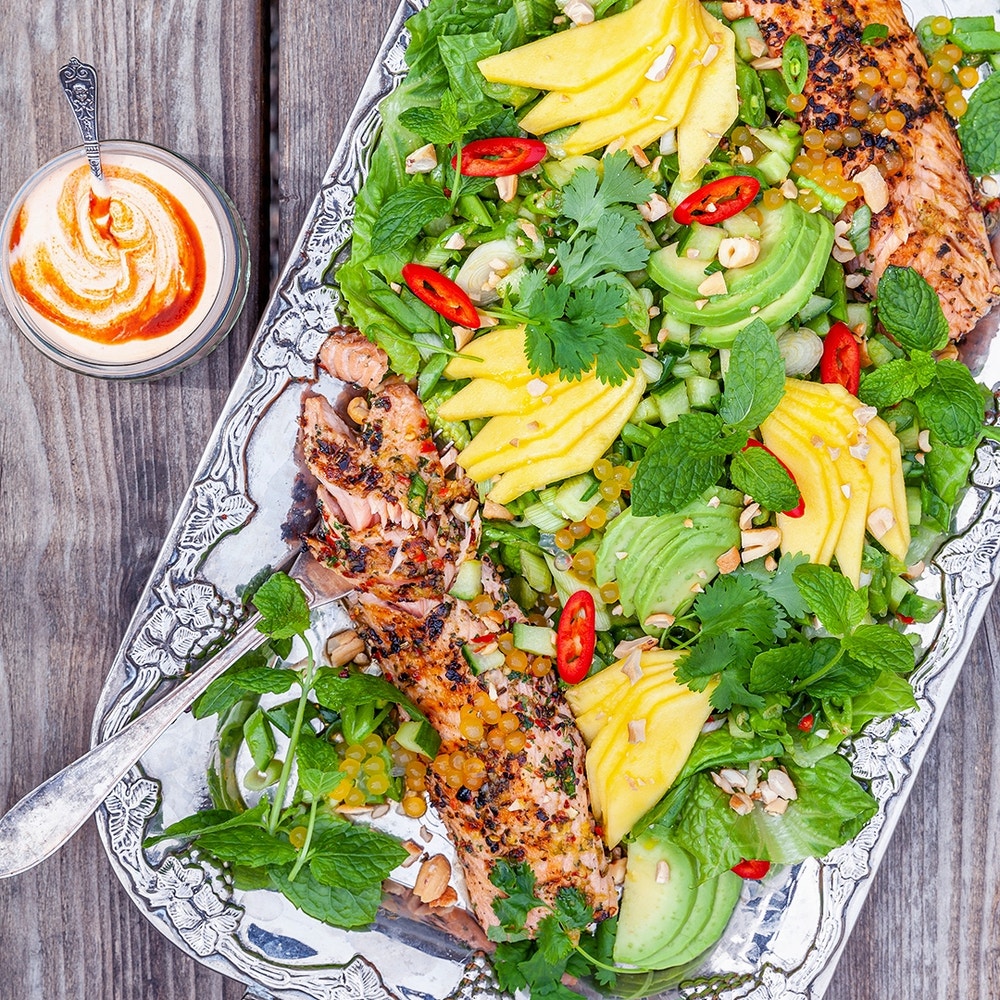 Grillad salmalax med asiatisk sallad och srirachadressing