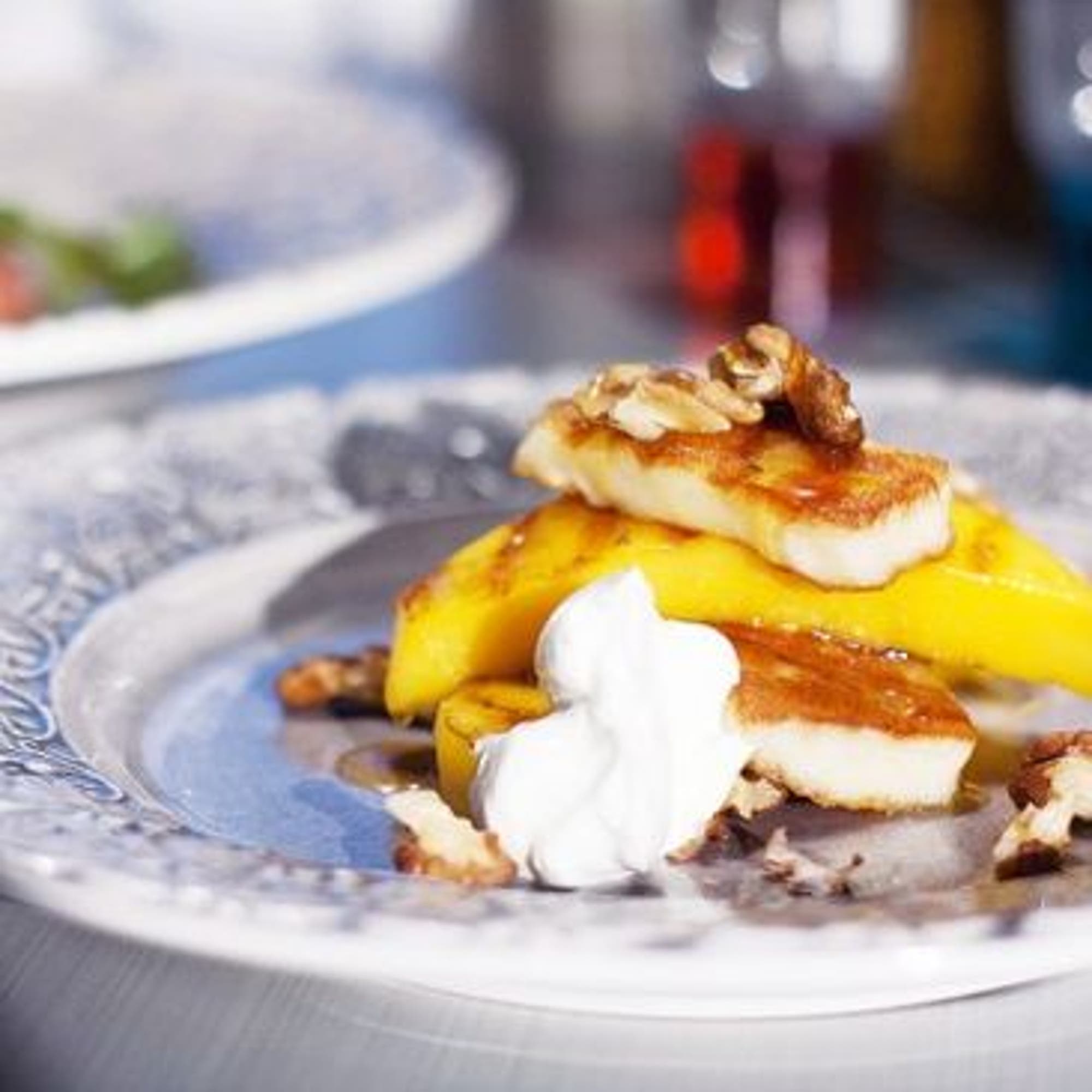 Grillade grilloumi- och mangoskivor med honung, yoghurt och valnötter