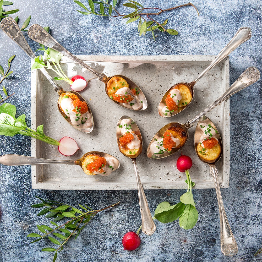 Snittar med rostad potatis, västkustmajo, stenbitsrom toppat med gräslök