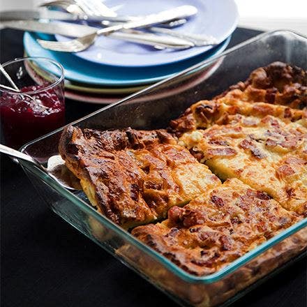 Pluras fläskpannkaka i ugn med grönsallad