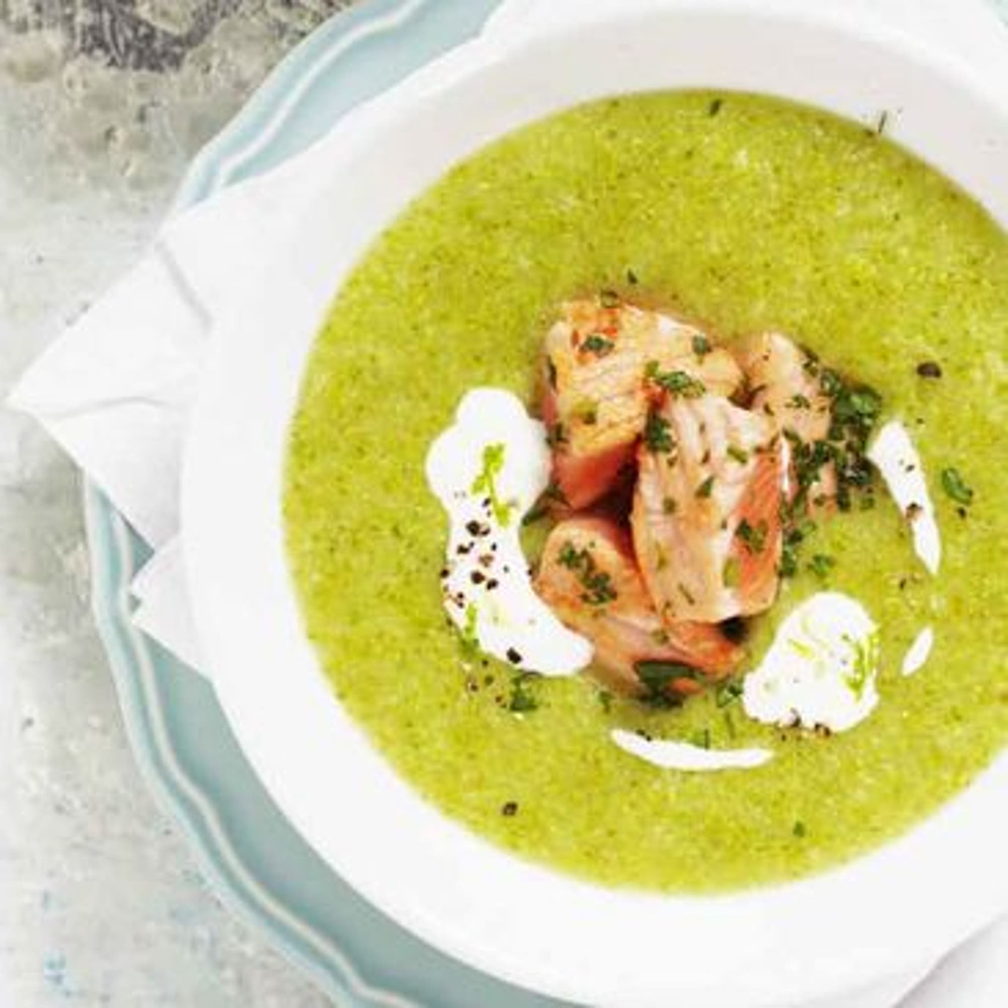 Broccolisoppa med lax och limetopping