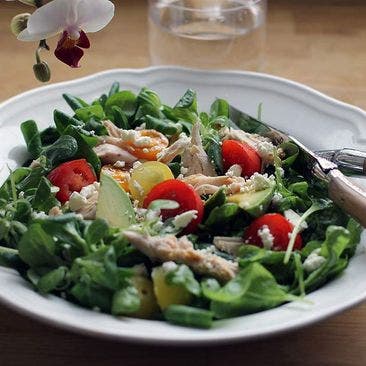 Kycklingsallad med fetaost och avokado