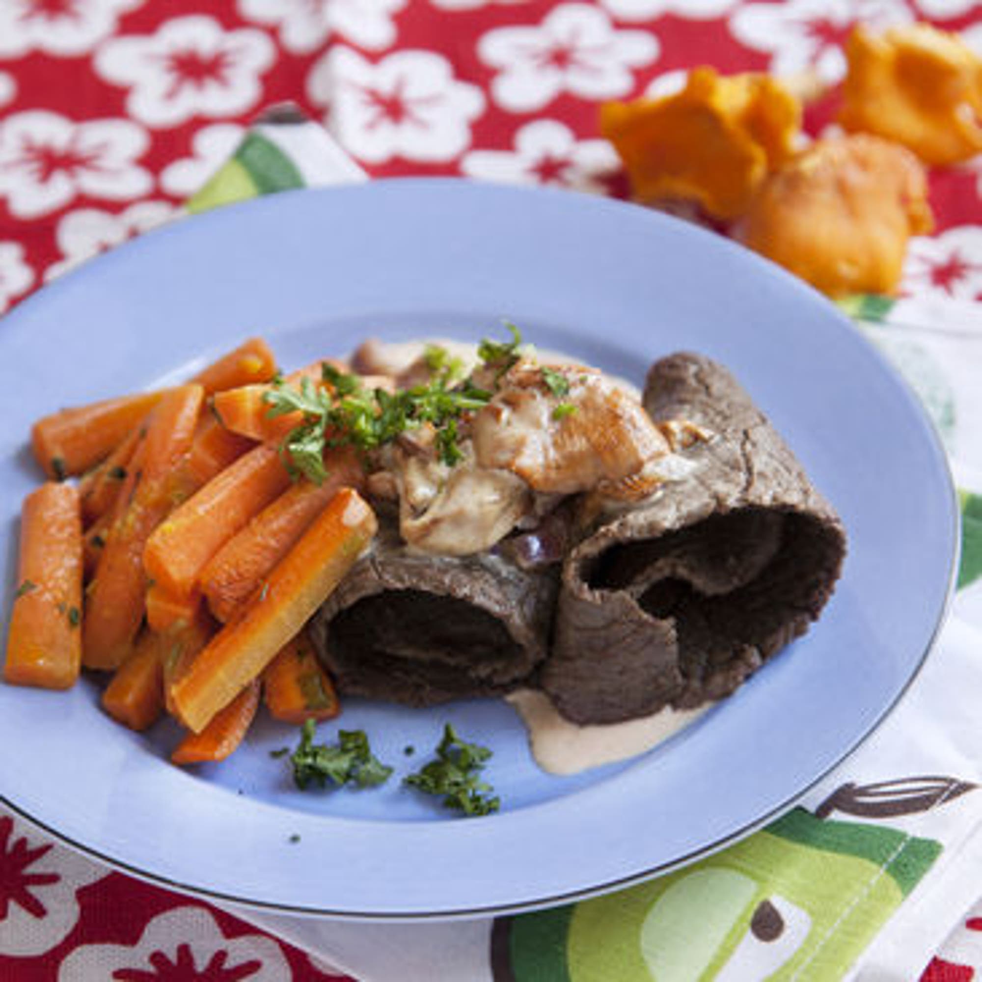 Lövbiff med kantarellsås och balsamicofrästa morötter