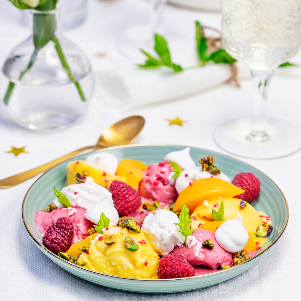 Peach Melba med kokosgrädde, vegansk maräng och kanderade pistagenötter