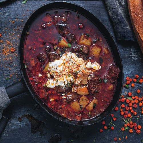 Gulasch med rönnbär, timjan och kummin