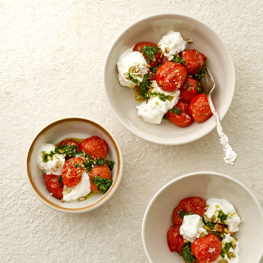 Burrata med bakade tomater, gremolata och pumpakrisp