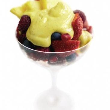 Italiensk zabaglione med frukt och bär