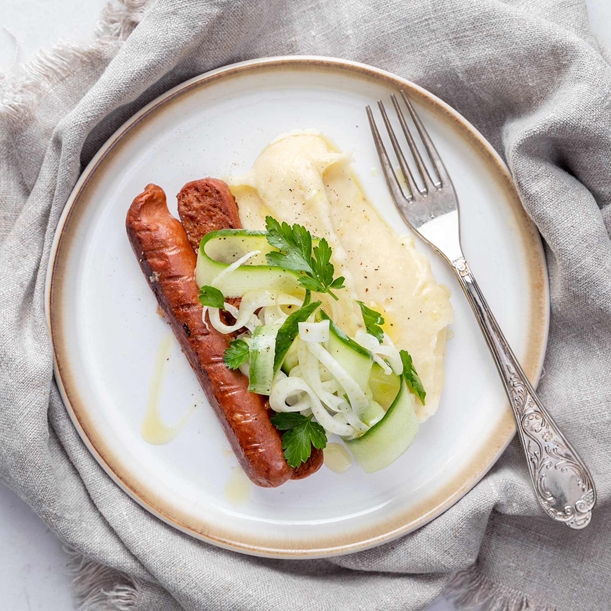 Vegetarisk korv med potatismos och citronpicklade grönsaker