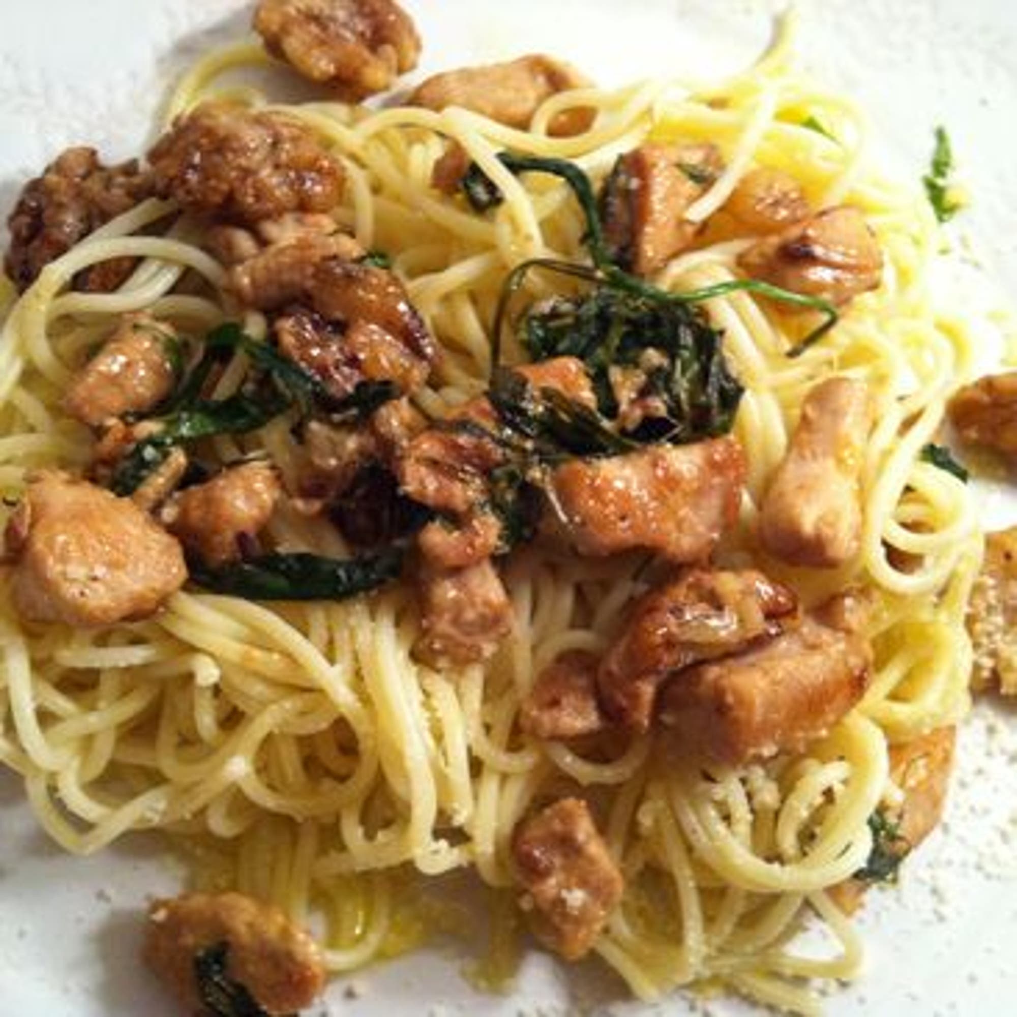 Kyckling med valnötter, ruccola och pasta