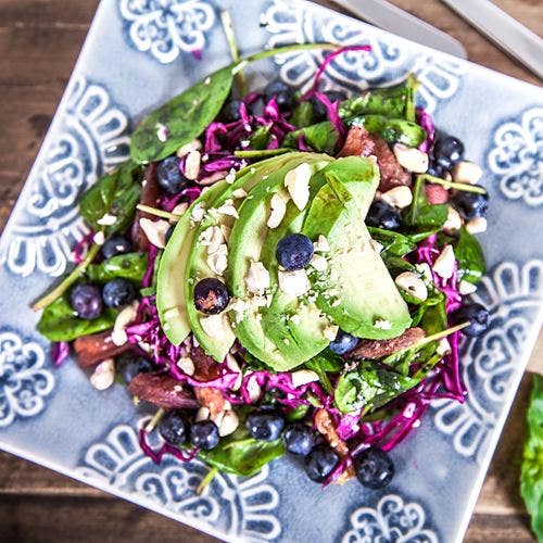 Lyxig sallad med avokado, aprikoser och blåbär