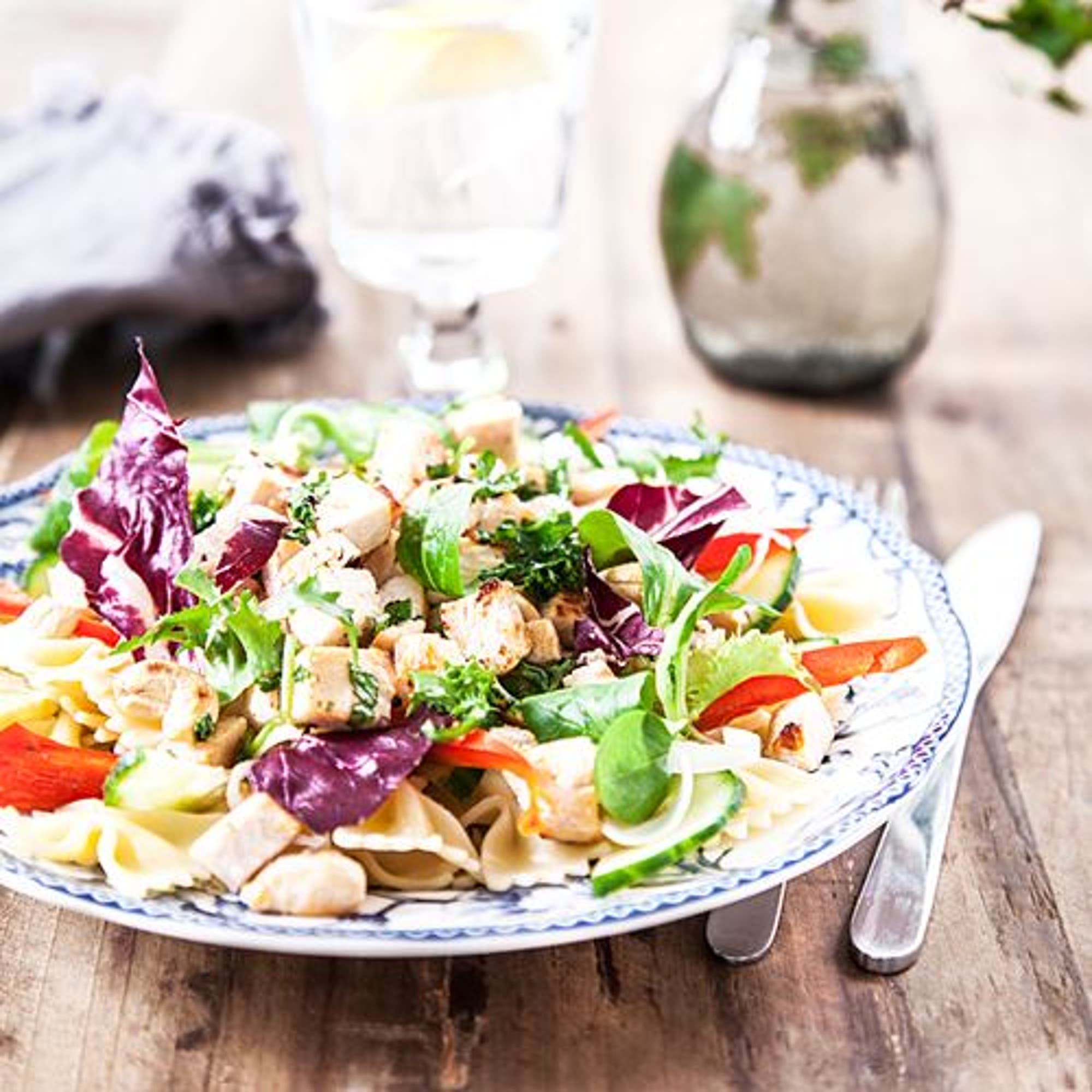 Sallad med grillad kyckling och rostade cashewnötter