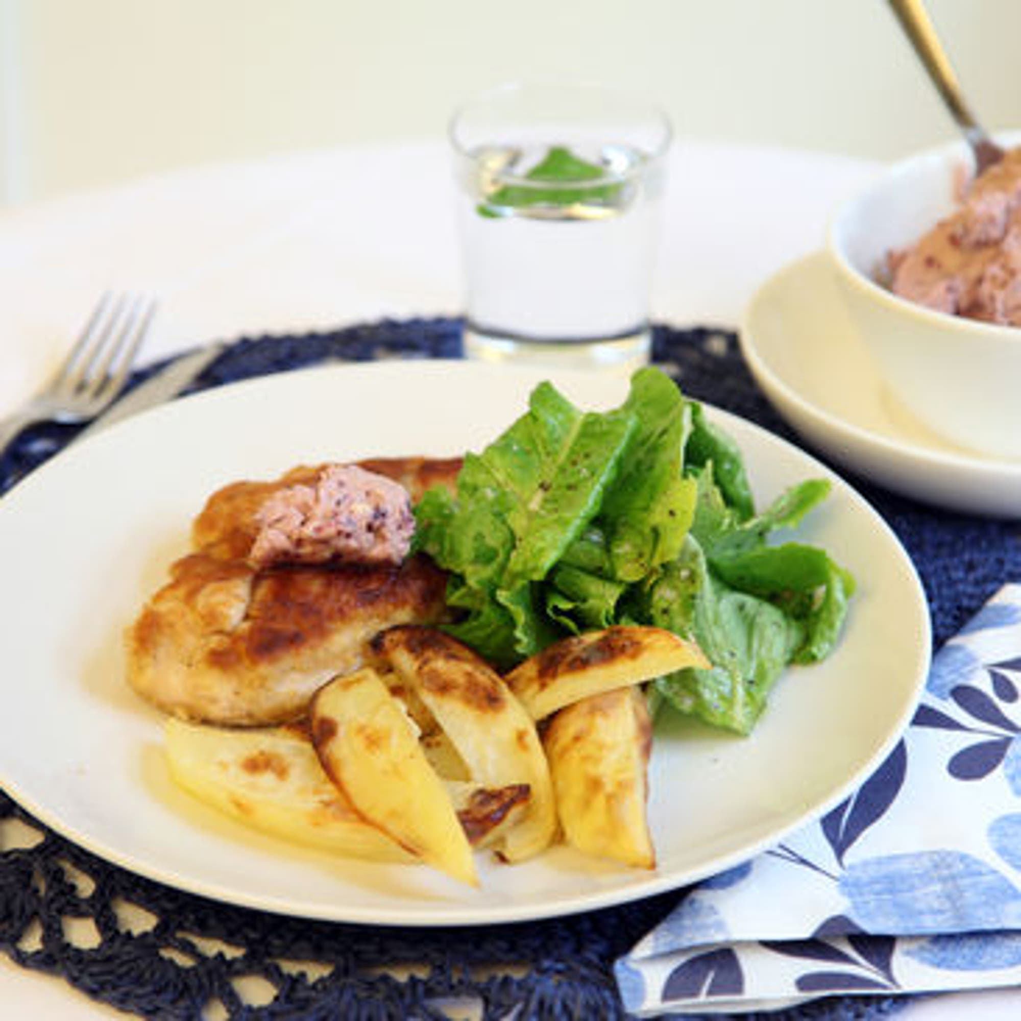 Pontus Frithiofs kycklingschnitzel med rödvinssmör och klyftpotatis
