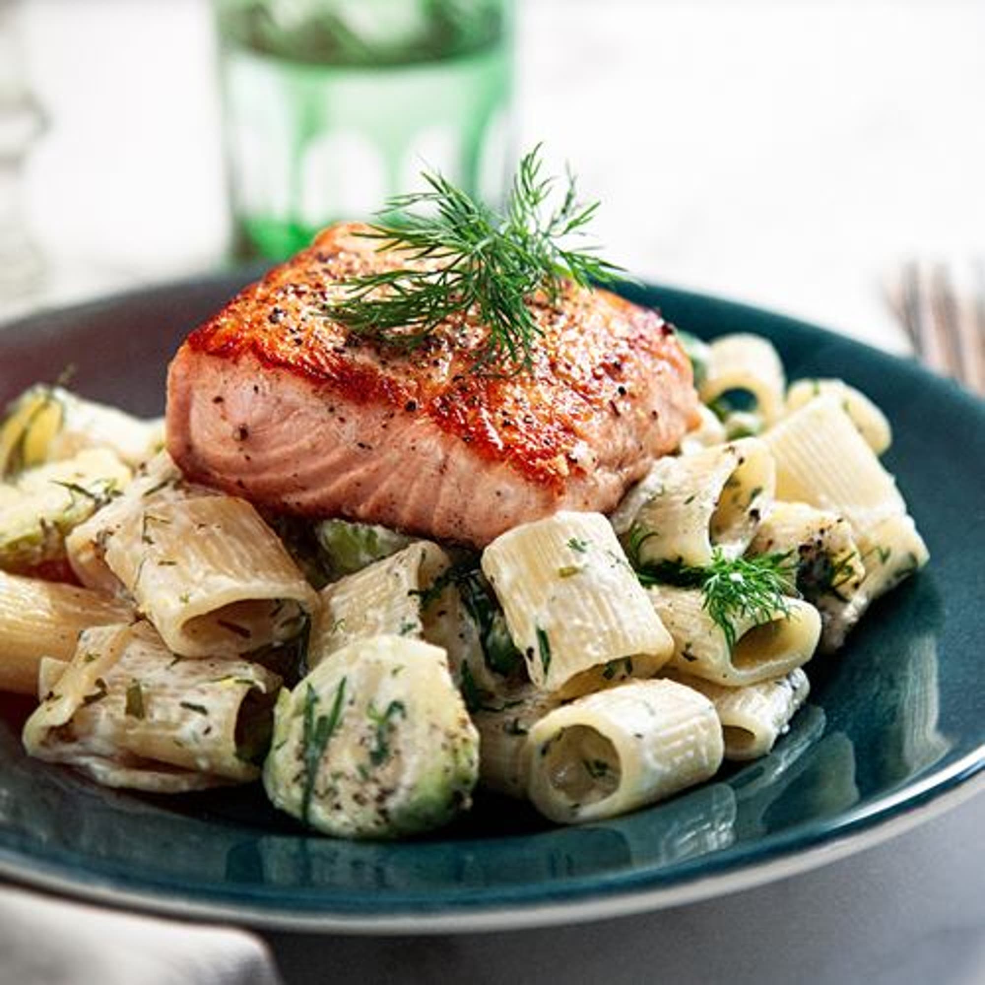 Lax med dilldoftande pasta med ärtor och brysselkål