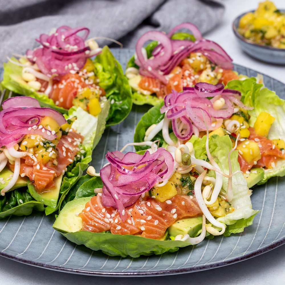 Laxtataki med mango- och chilidipp i gemsallad