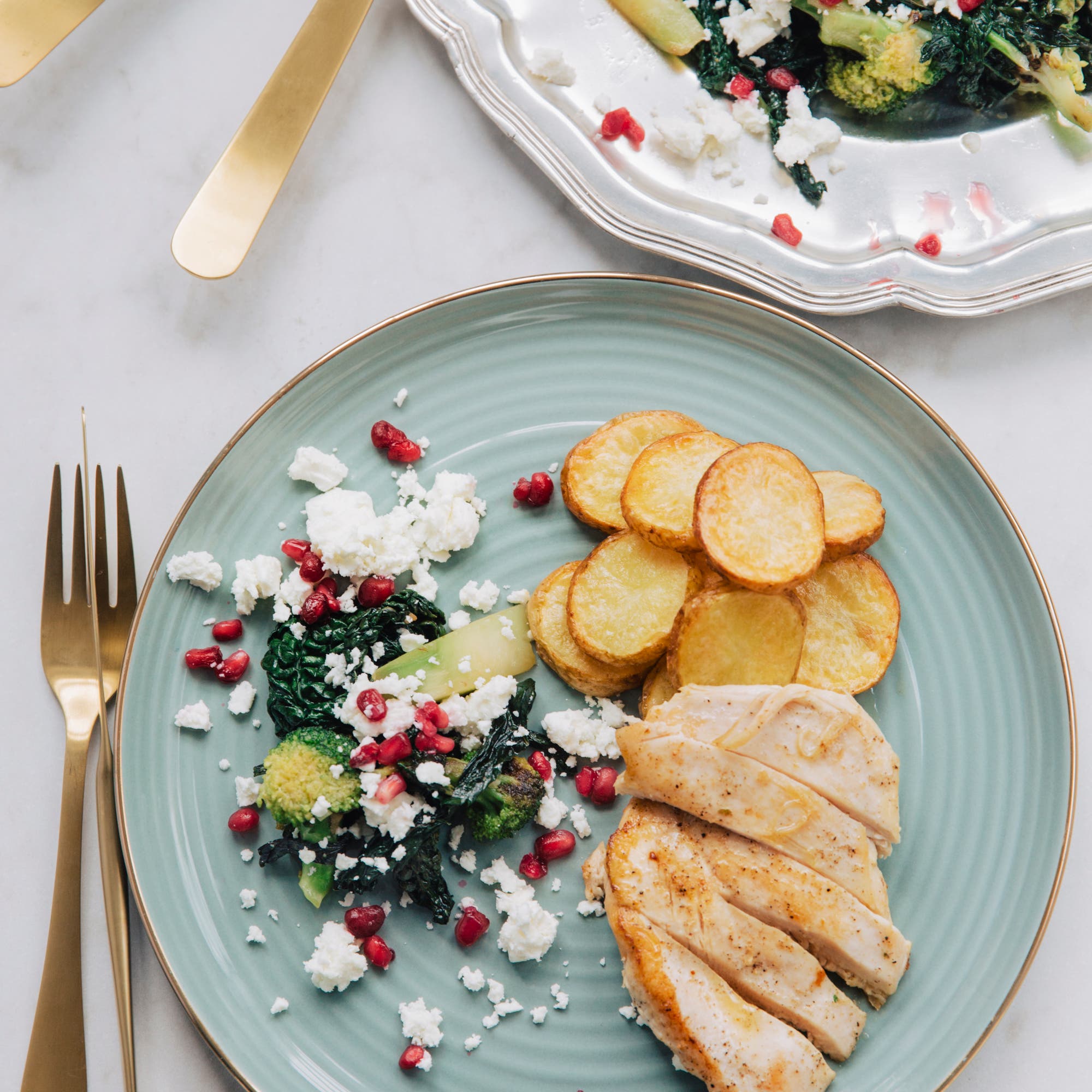 Grillad kyckling med broccoli- och fetaostsallad med granatäpple