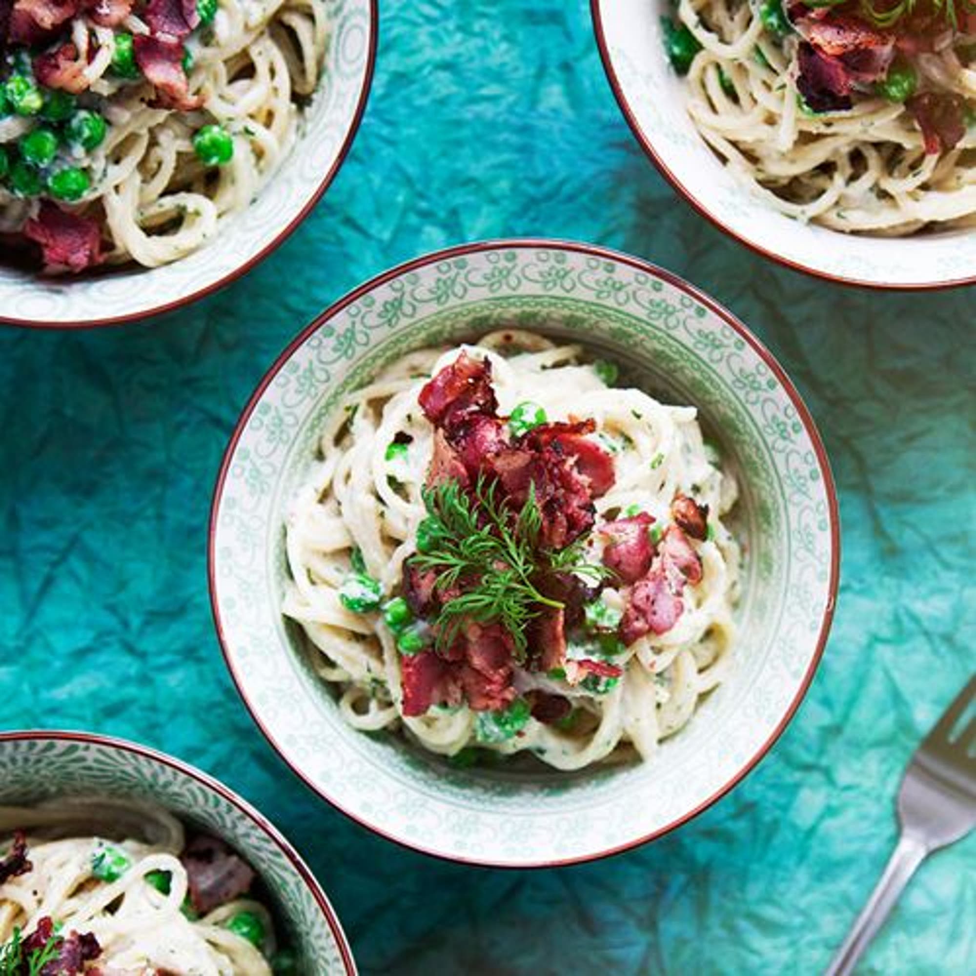 Pasta i mild blomkålssås med gröna ärtor och bacon