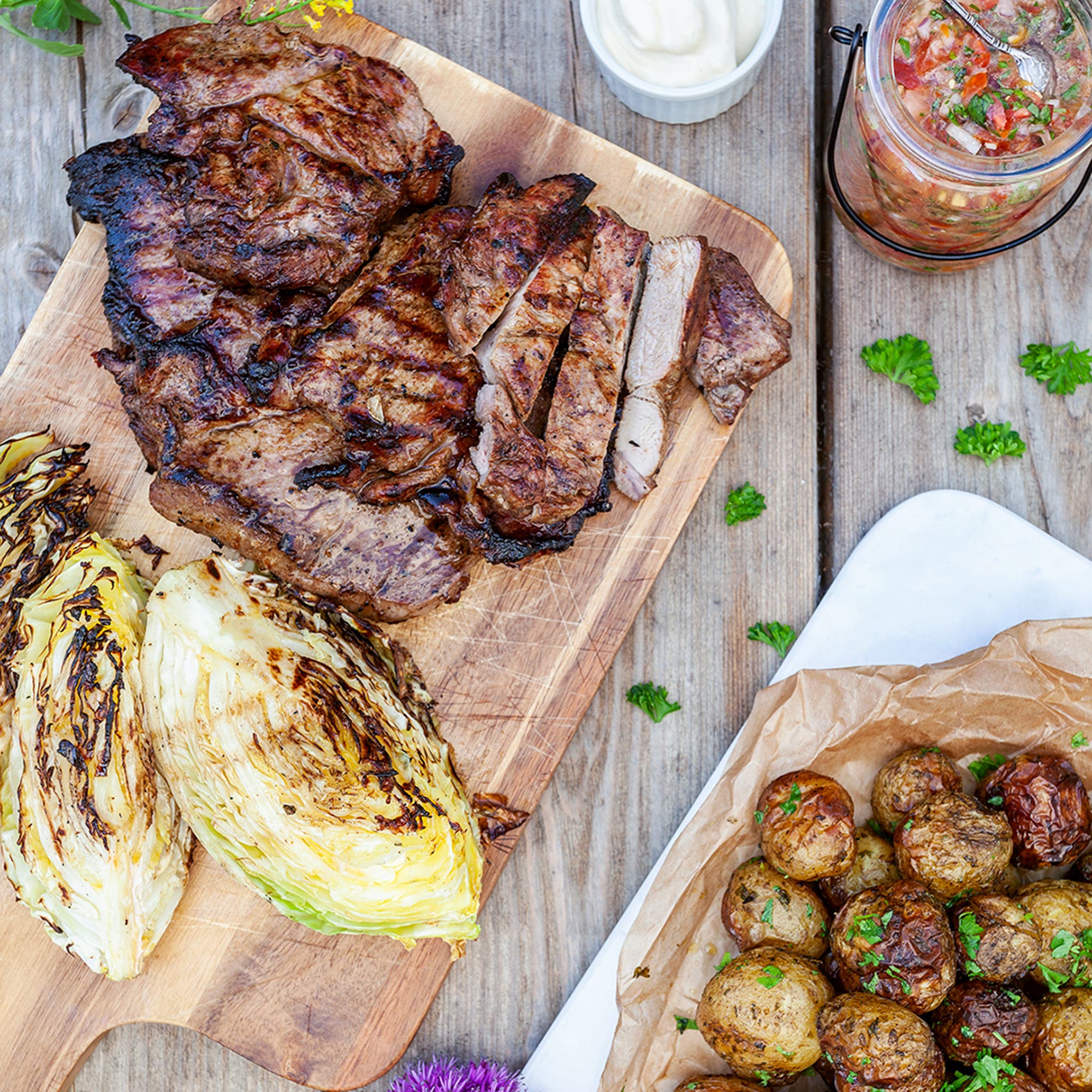 Fläskkarré med grillad spetskål, rostad färskpotatis, tomatsalsa och aioli