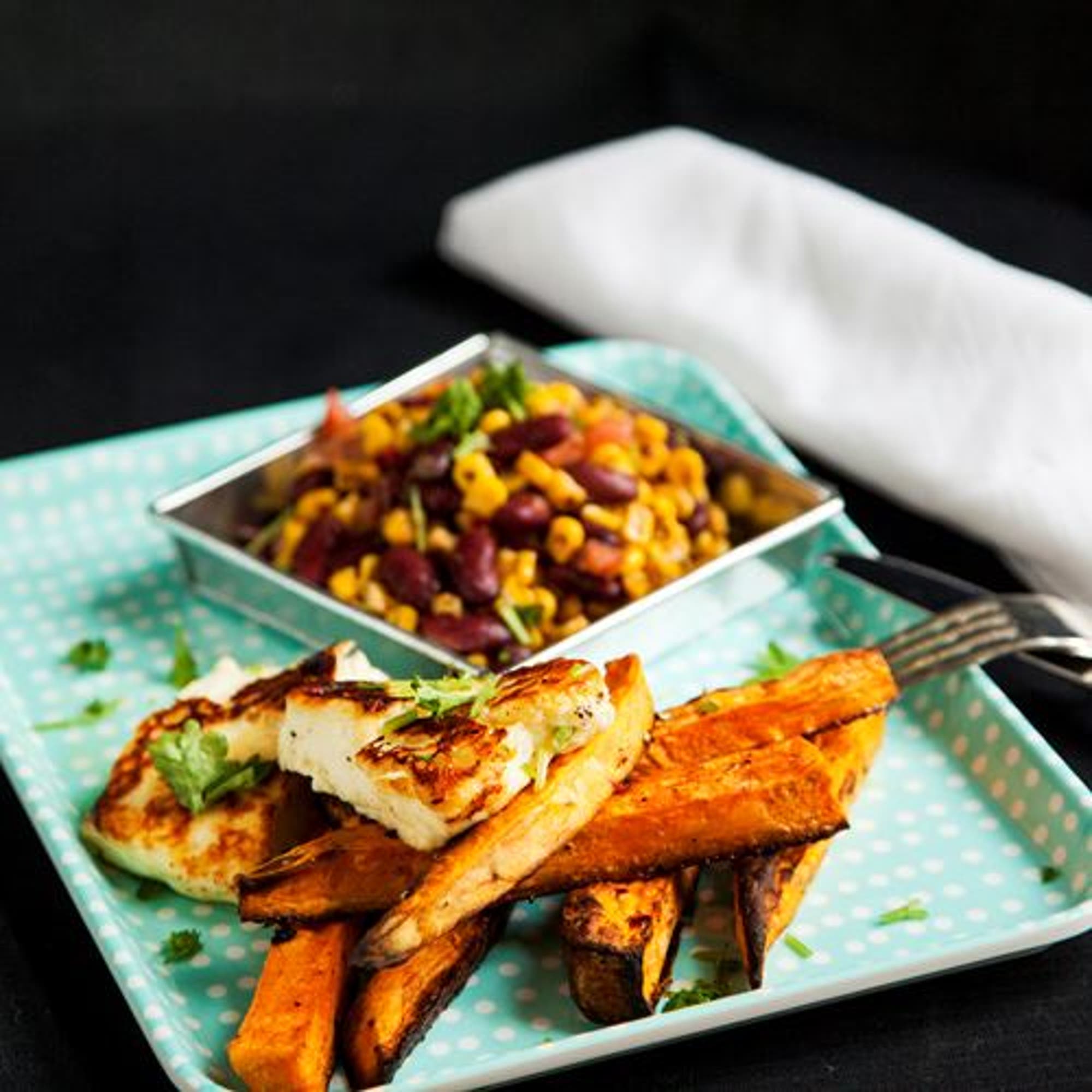 Stekt halloumi med sötpotatis och rostad majs- och bönsalsa