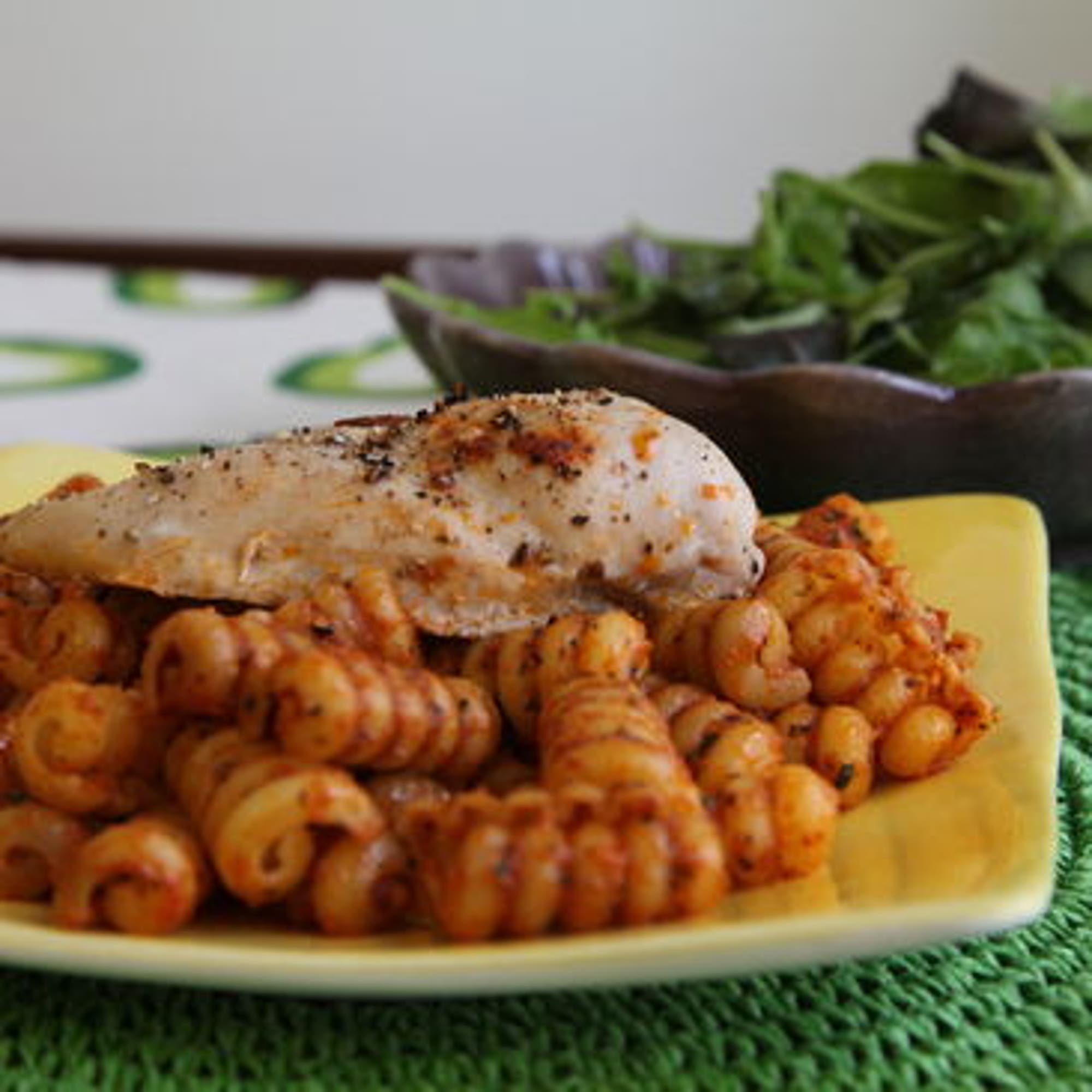 Fylld kycklingfilé med pasta och röd pesto