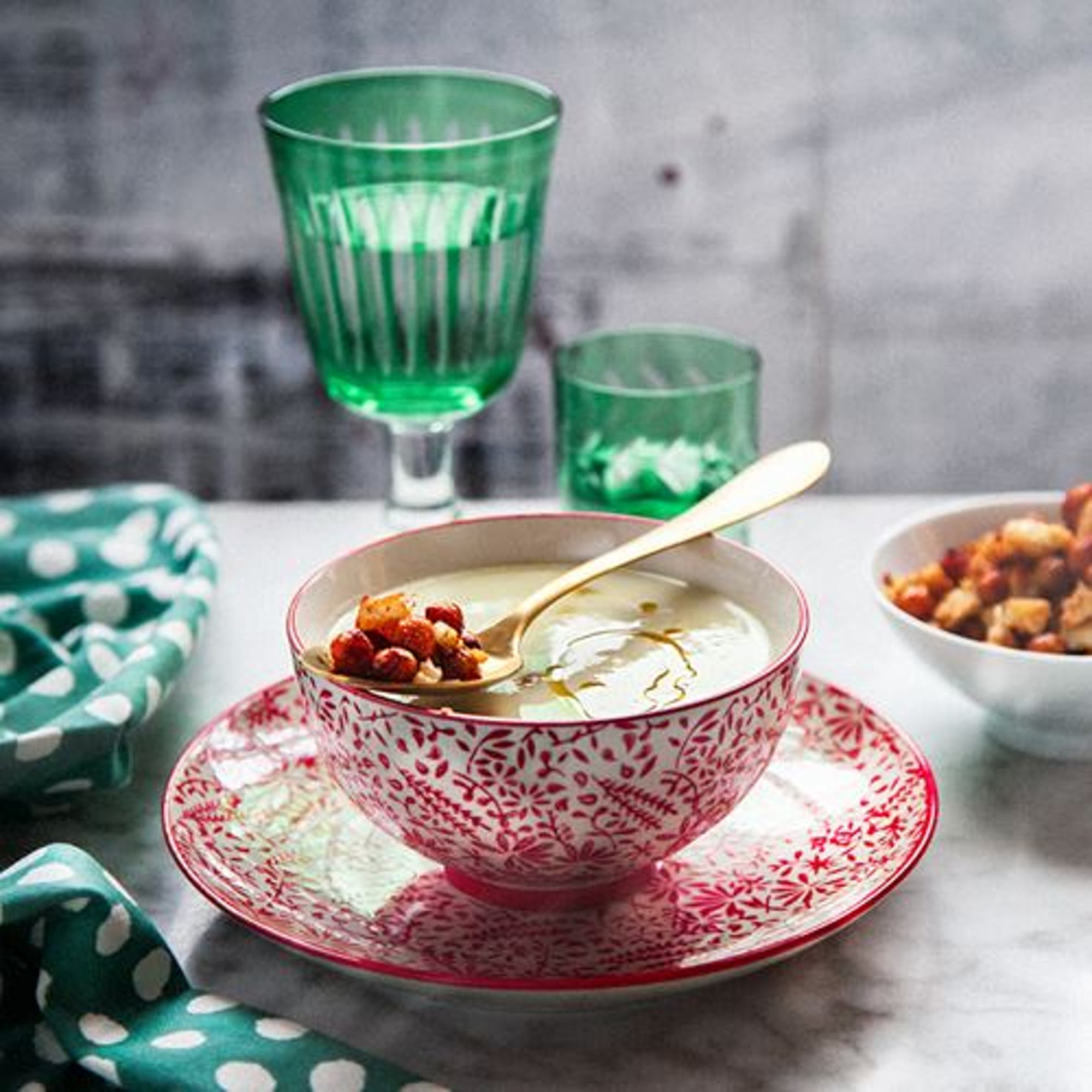 Blomkålssoppa med rostad vitlök toppad med kryddiga kikärtor