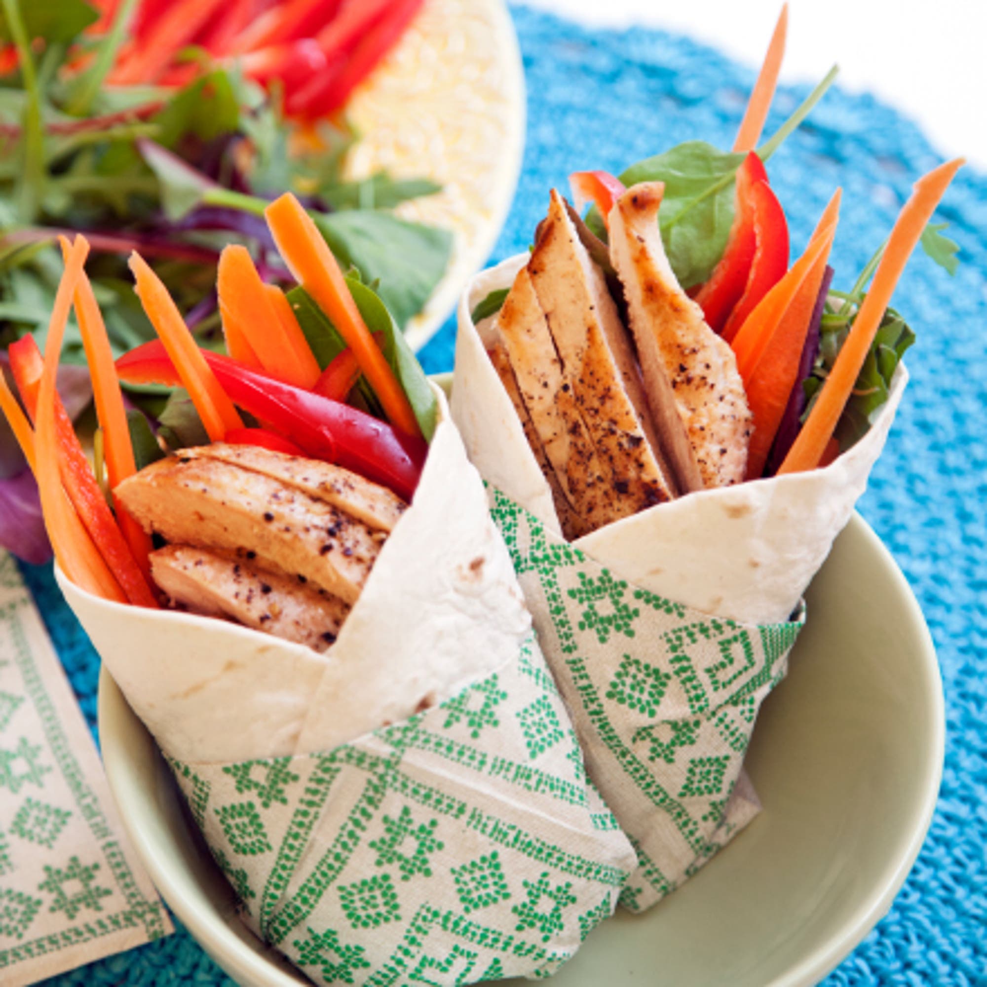 Kycklingwraps med currykräm och grönsaksstavar