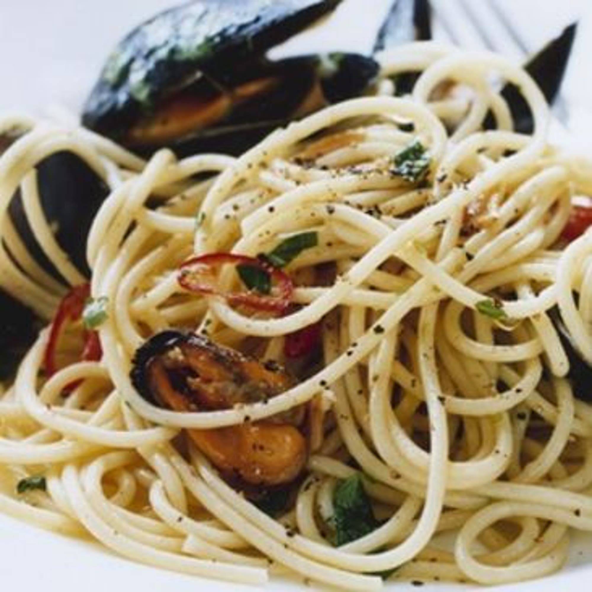 Spaghetti med blåmusslor, vitlök och chili