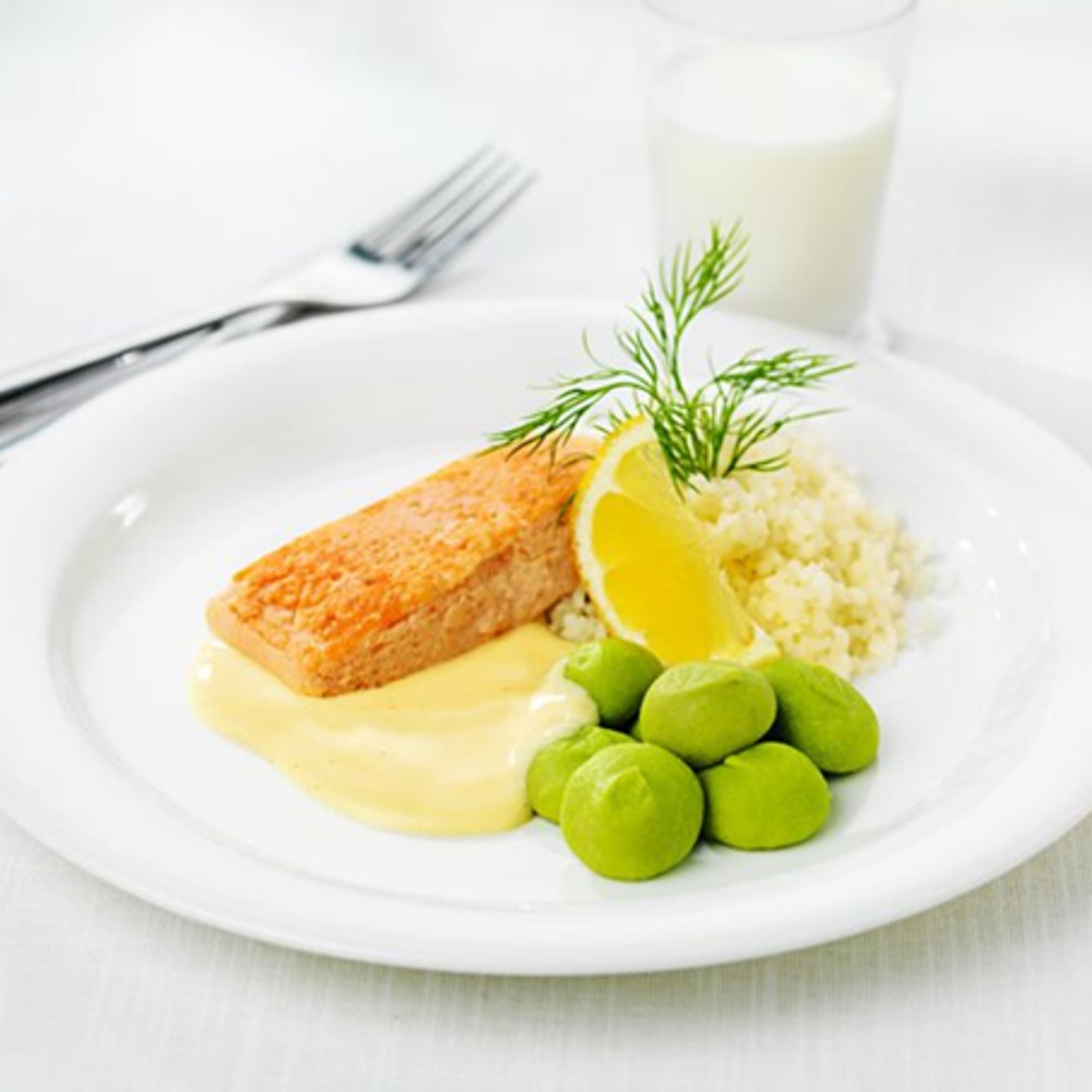 Laxtimbal med ärttimbal, hollandaisesås och potatismos