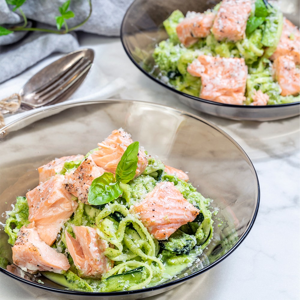 Lax med zucchinipasta och broccolipesto