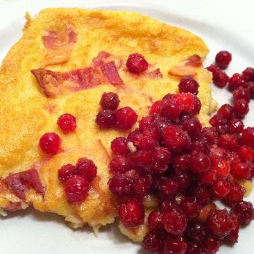 Ugnspannkaka med bacon, rårörda lingon och morots- och äppelsallad